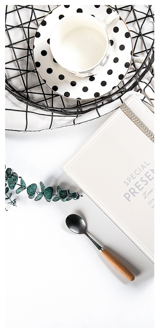 650x1361   Ретро телефон на столе на фоне обоев Vintage Copy .. Фотография, картинки, изображения и сток-фотография без роялти. Изображение 55487867 .