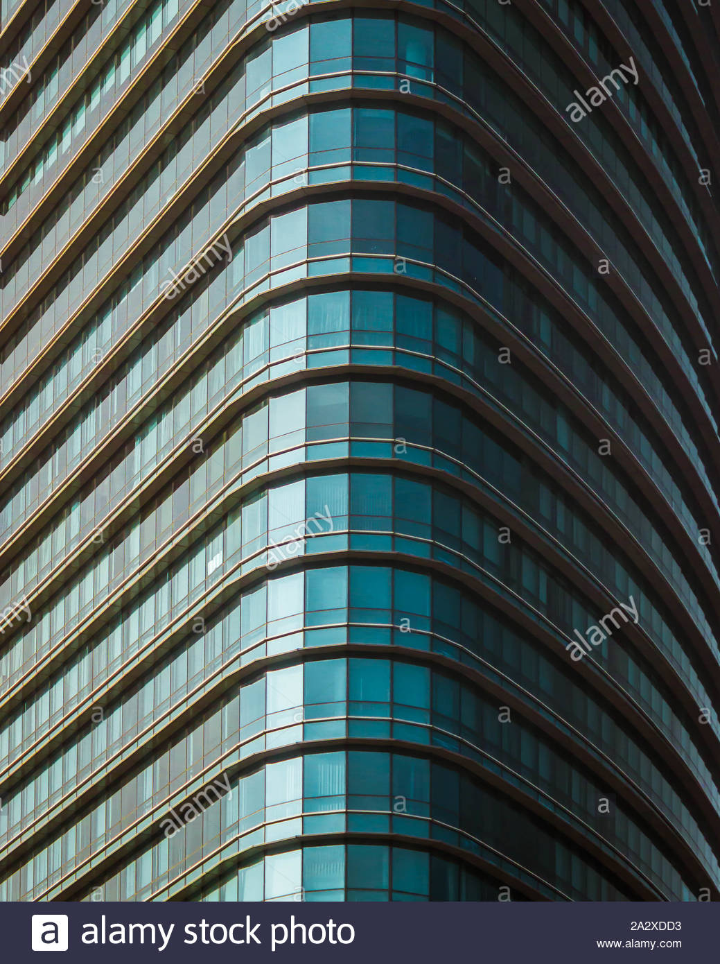 1039x1390  P Фотография здания в геометрической форме. Хорошо для фона или обоев телефона Фото со стока - Alamy