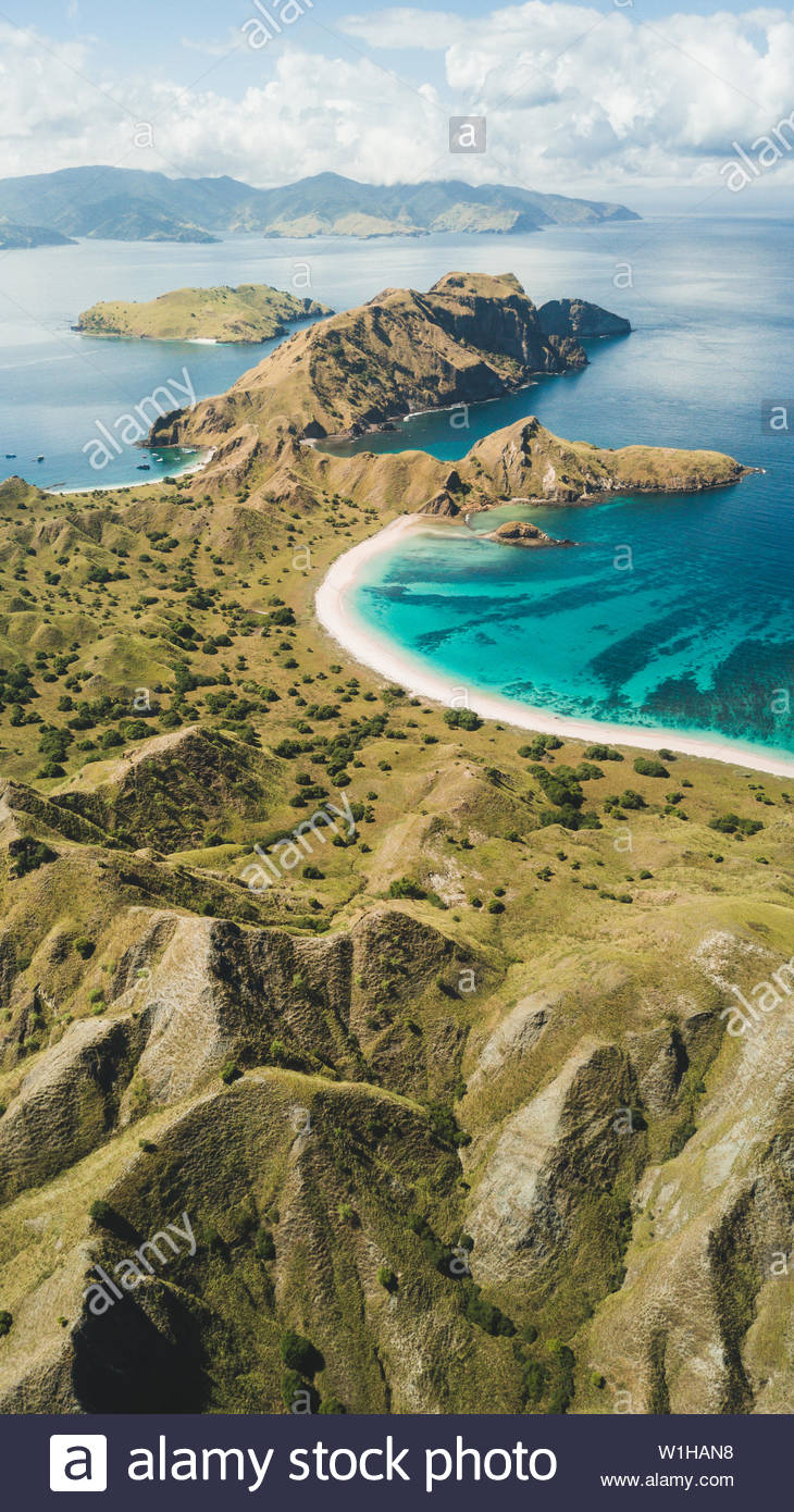 730x1390   Вид с воздуха на остров Падар в национальном парке Комодо, Индонезия. Дрон выстрелил вид сверху. 16: 9 для заставки телефона. Природа backgroun Фото со стока - Alamy 