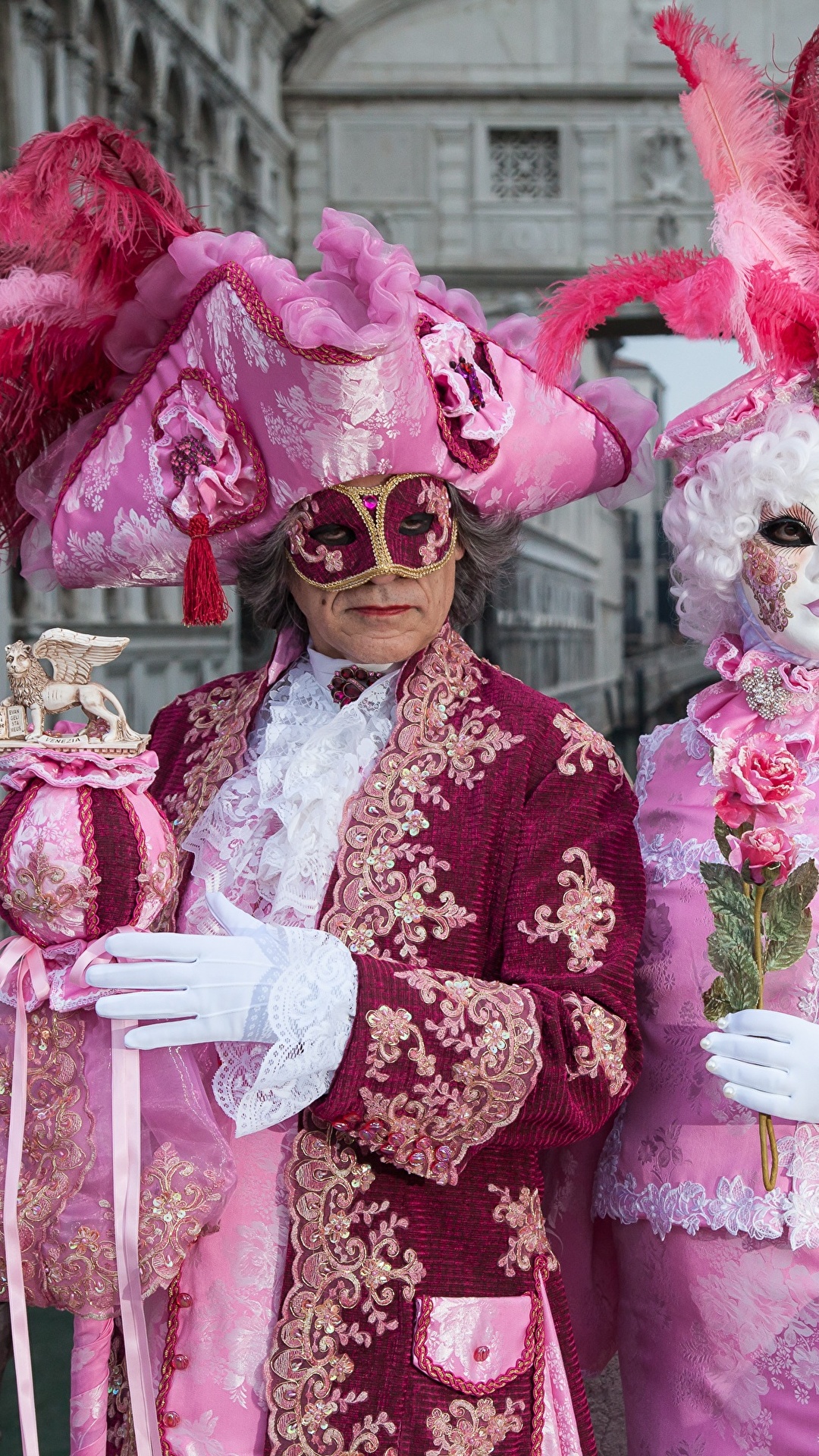 1080x1920  Wallpaper Венеция Италия Мужчины 2 Шляпа Перья Маски Карнавал 1080x1920