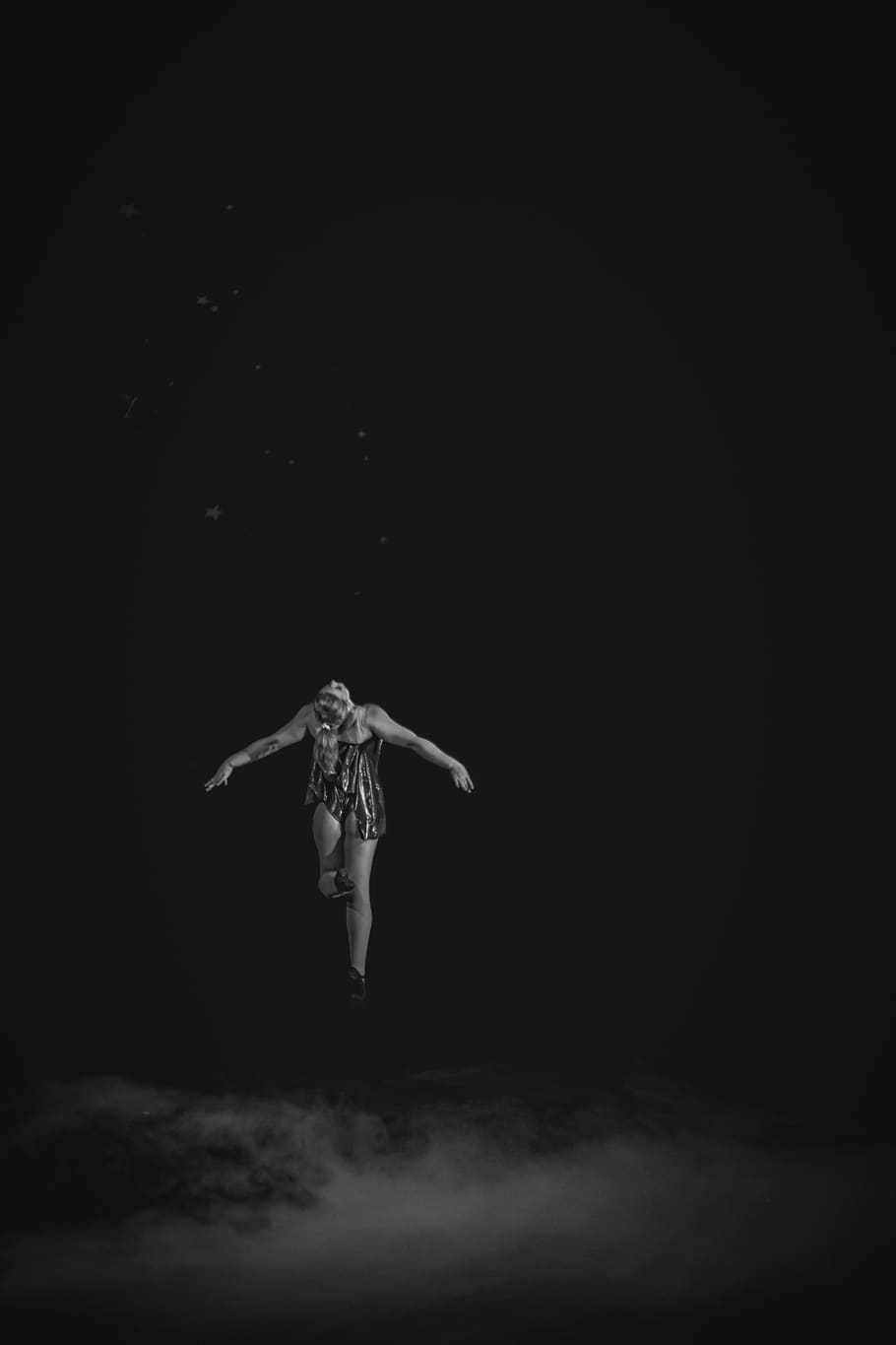 910x1365  HD wallpaper: левитация красота дым цирк черно-белая девушка женщина | Обои Flare