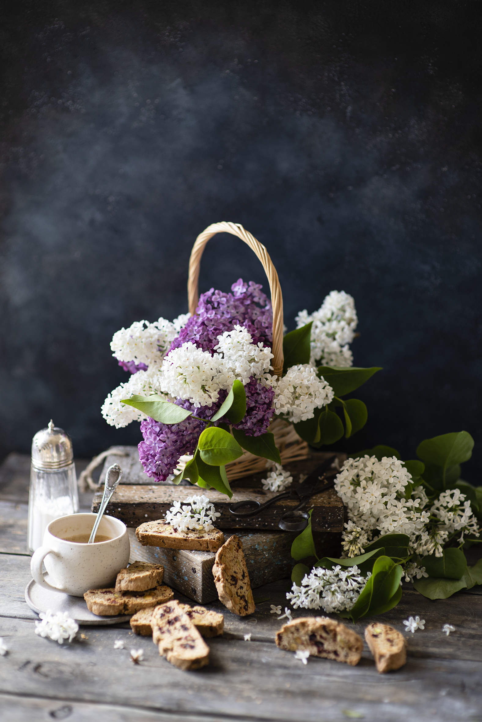 1577x2362  Pictures Кофе Сиреневые цветы Чашка Пищевые ветви выпечка Натюрморт 