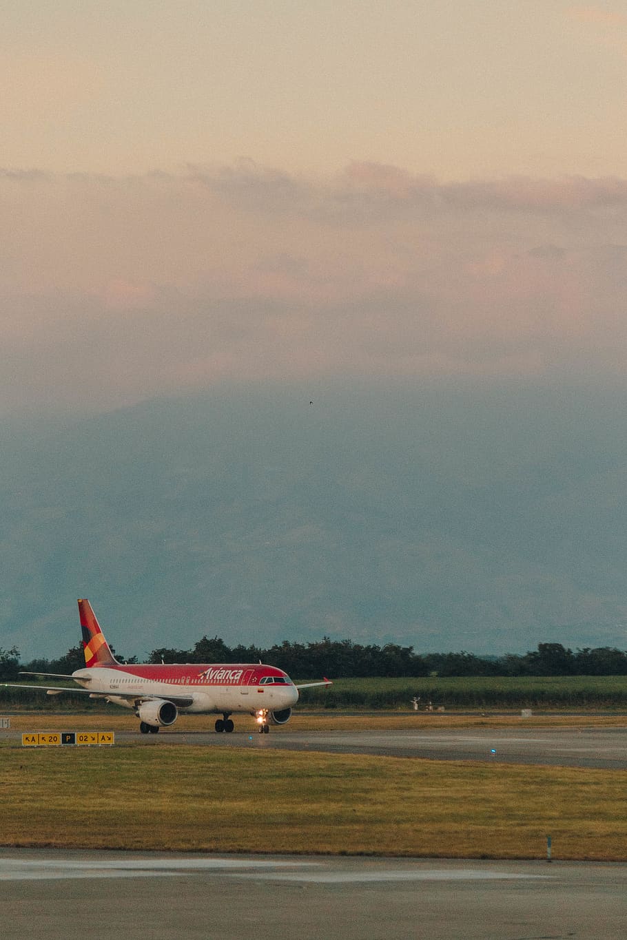 910x1365  820x462px | скачать бесплатно | HD обои: самолет обои телефон телефон обои аэропорт путь путешествия | Wallpaper Flare