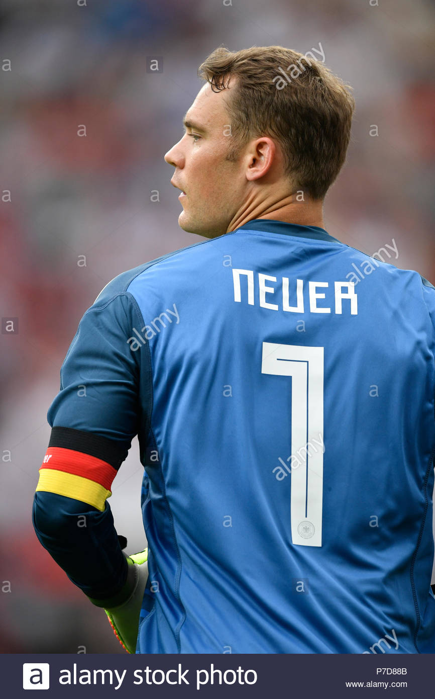 866x1390   Мануэль Нойер Обои