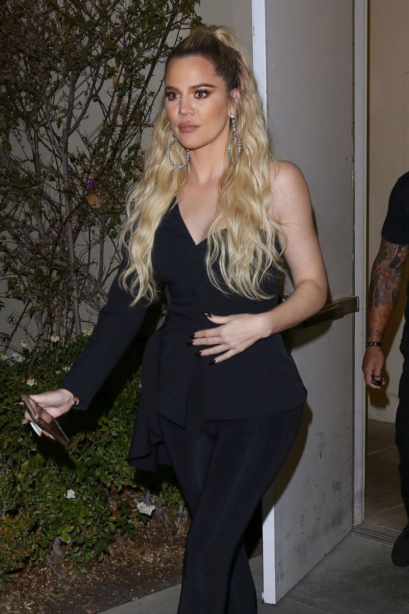 800x1200  Khloe Kardashian Good American Shoot - 2119x2645 Обои - teahub.io 