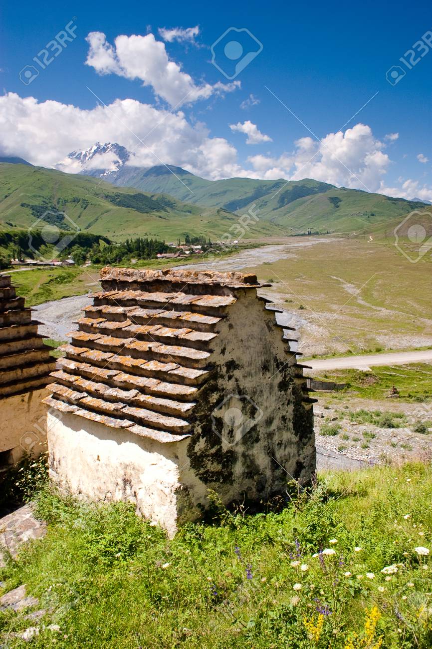 866x1300 Ruins Of Древнее поселение в горах Кавказа (гробницы в горах Кавказа. Фотография картинки, изображения и сток-фотография без роялти. Image 22513635 .