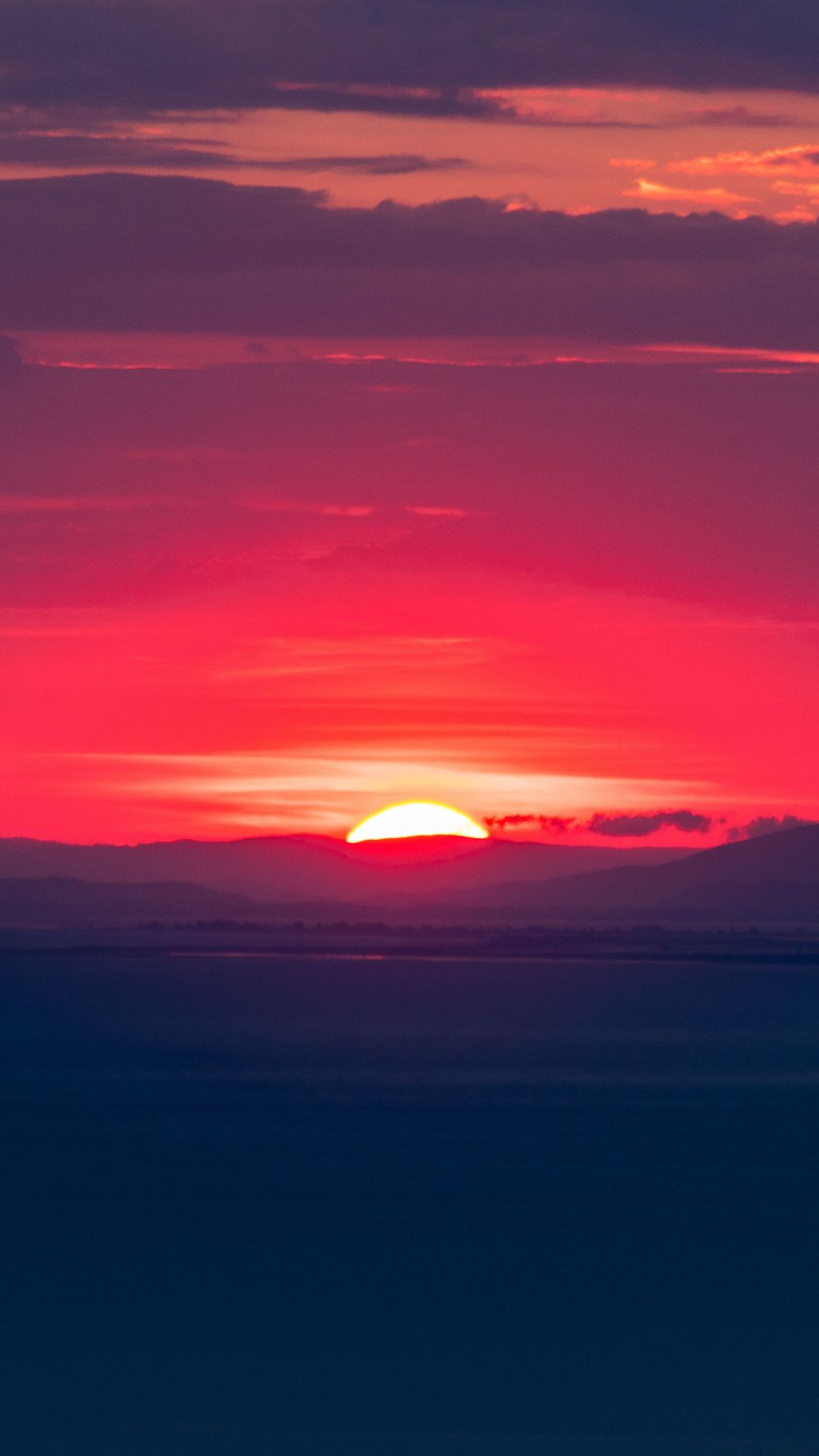 1000x1777   Бесплатные HD обои для рабочего стола ipad планшеты iphone android phone # redaesthetic Dark castle t … | Эстетические обои Темно-красные обои Красный эстетический гранж 