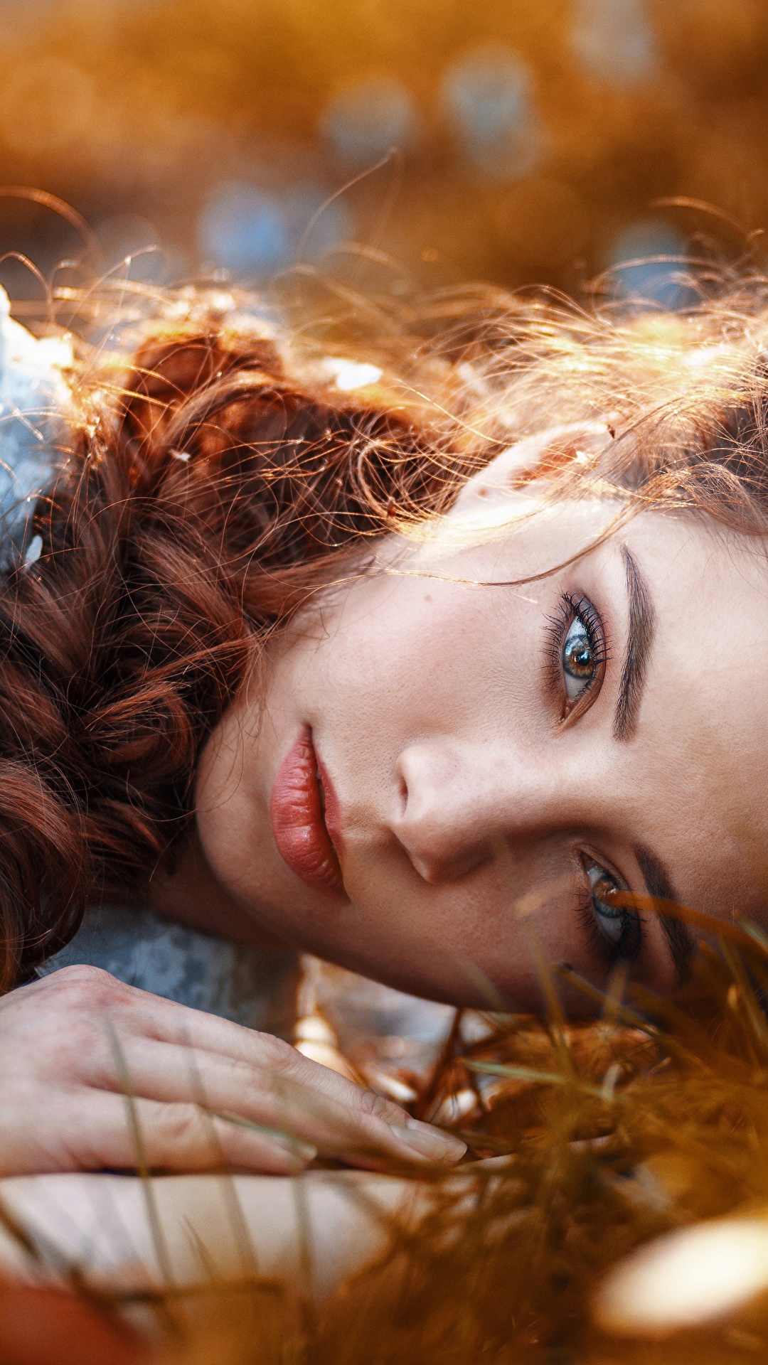 1080x1920   Изображение Рыжая девушка Лежит Красивое лицо Волосы Девушки 1080x1920