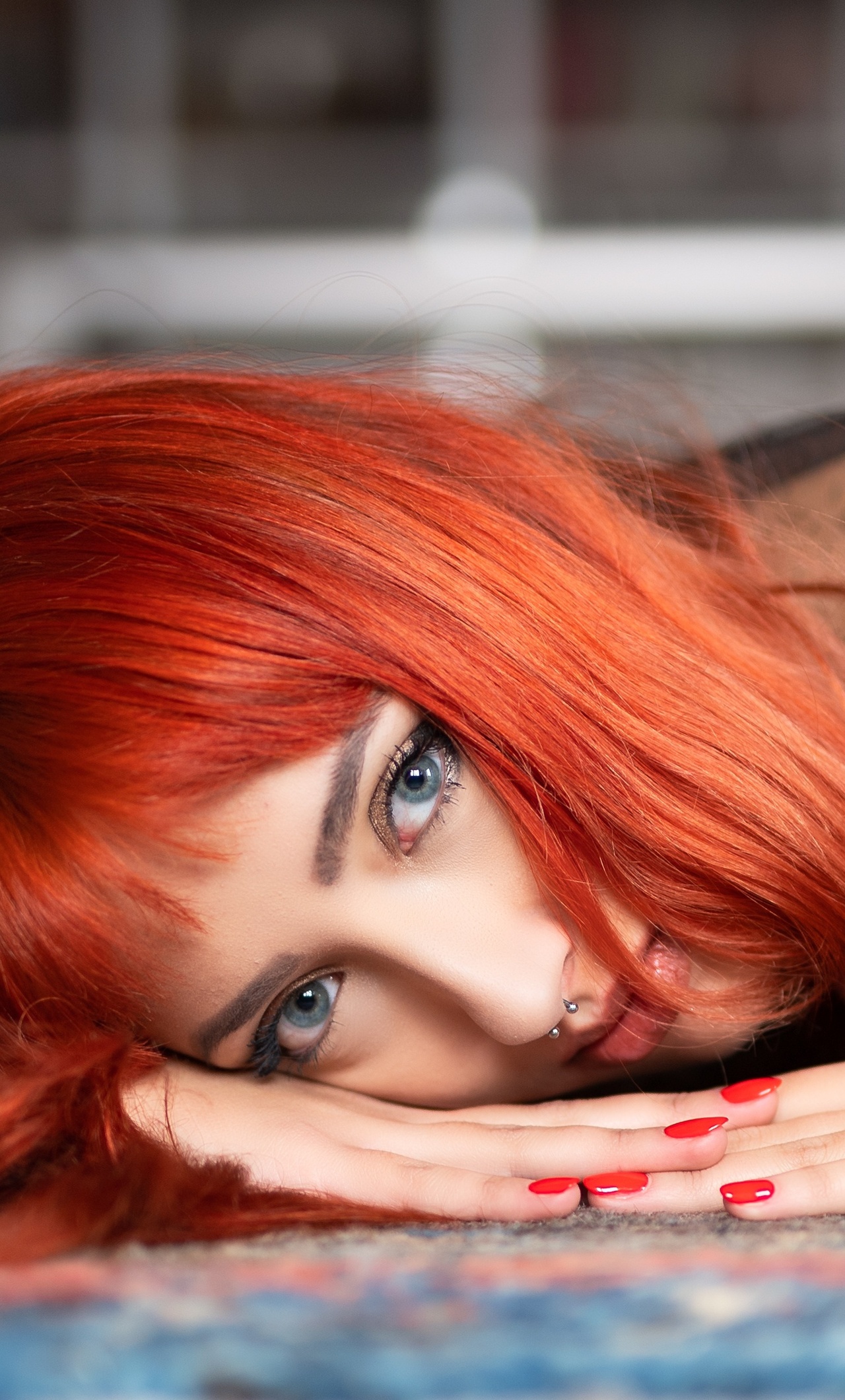 1280x2120  1280x2120 Рыжая девушка Лежит, глядя в программу просмотра 5k iPhone 6+ HD 4k Обои Изображения Фоны Фотографии и картинки