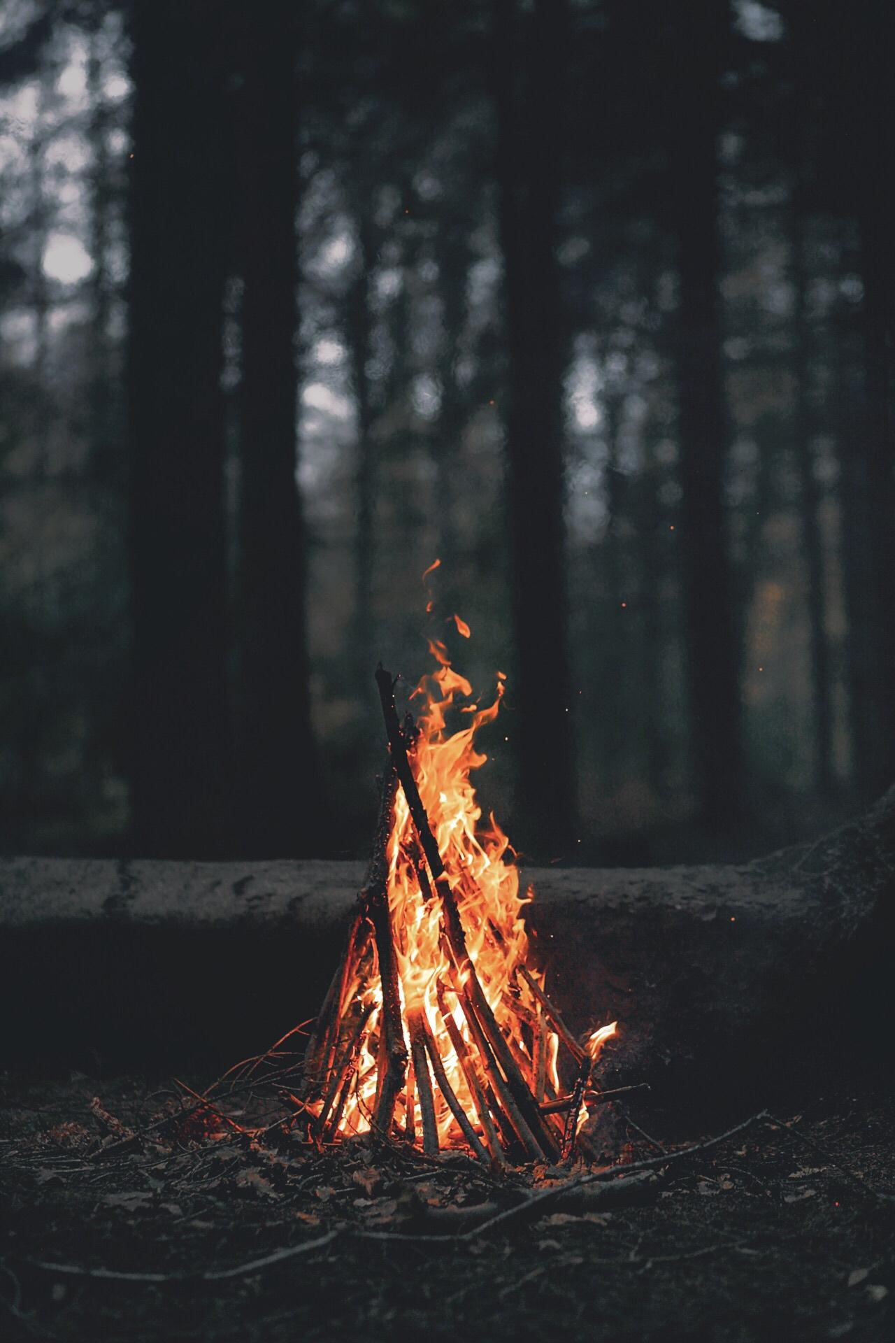 1280x1920 Dark Night Campfire Brillante Cielo Vista #iPhone # 6 #wallpaper | Iphone wallpaper vintage Iphone 6 wallpaper Iphone wallpaper tumblr aesthetic