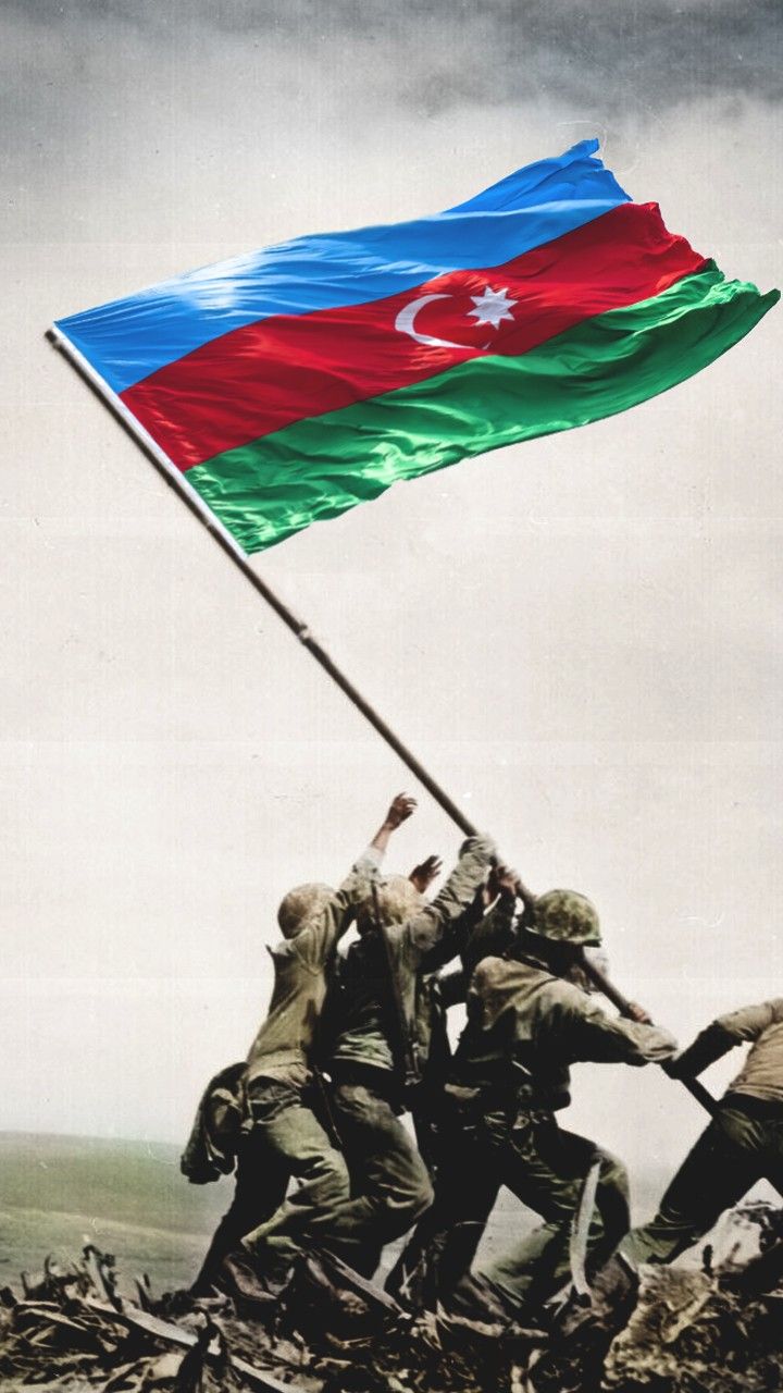 Азербайджанский солдат с флагом