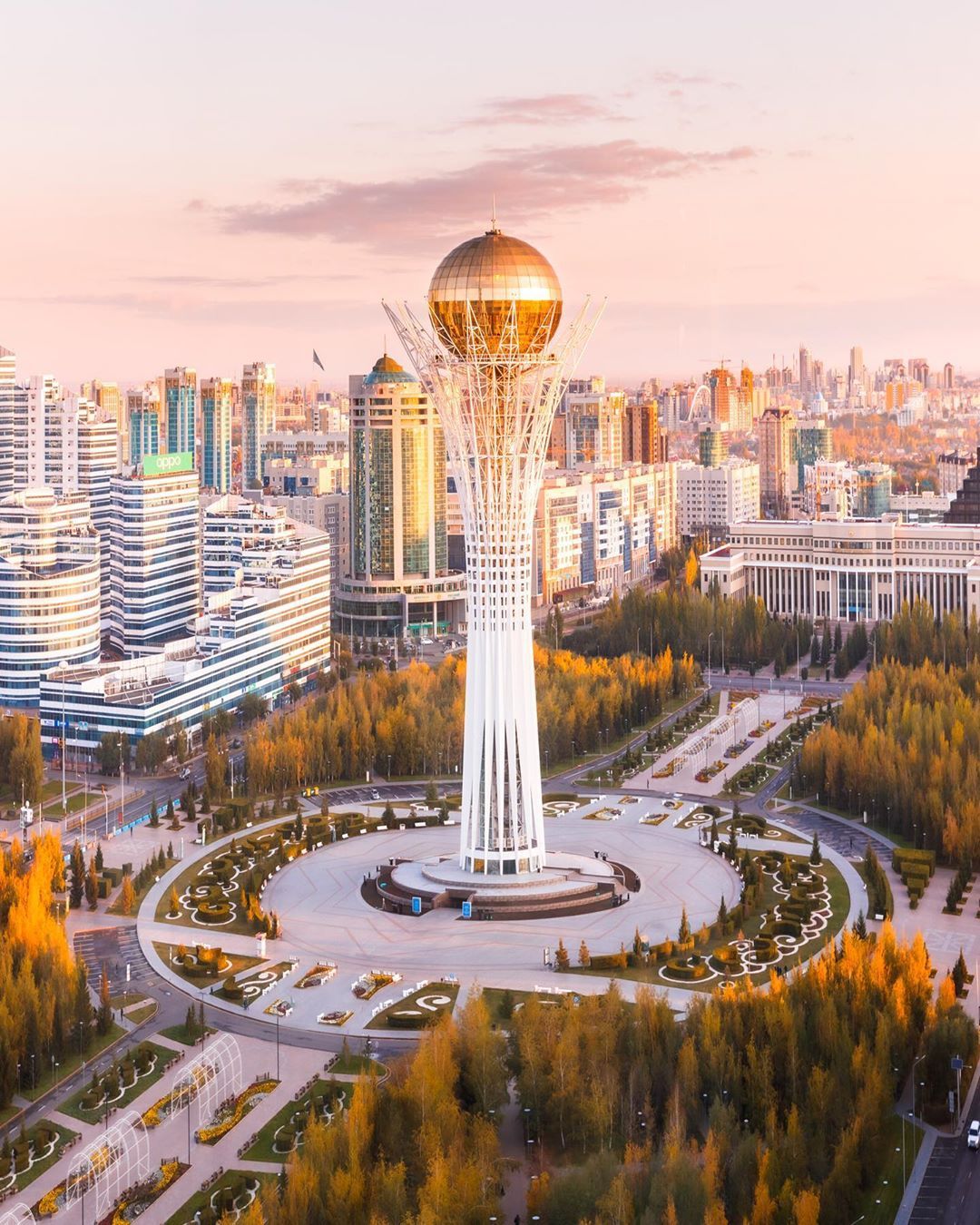 Столица казахстана азербайджан. Казахстан башня Байтерек. Столица Казахстана 2022. Монумент Астана-Байтерек.