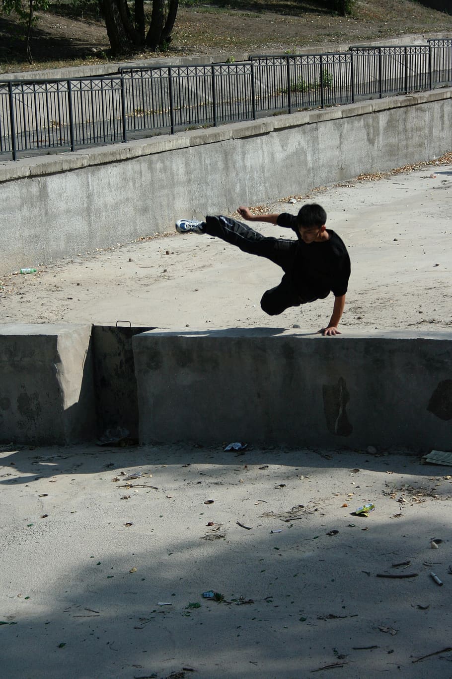 910x1365  HD Обои: Казахстан, Астана, проспект Мангилик Yel. 53, девушка, ветер, современный | Обои Flare