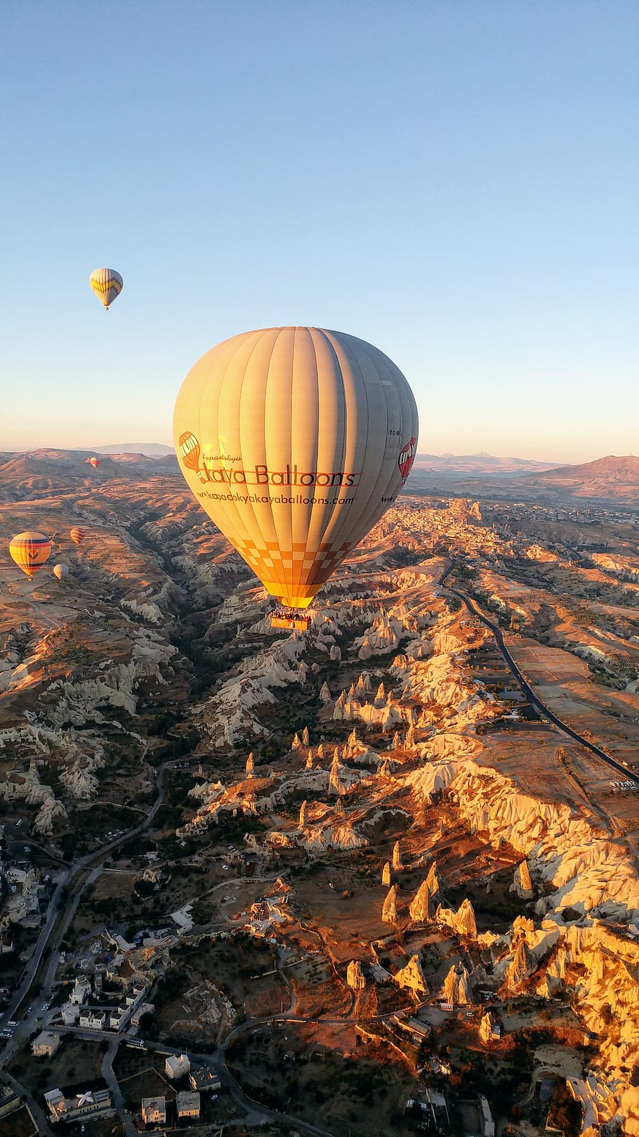 910x1618 Мобиль Обои: природа, воздушные шарики, скалы, вид сверху, полет, Cappadocia, Greme, Goreme, 109314 Скачать картинку бесплатно .