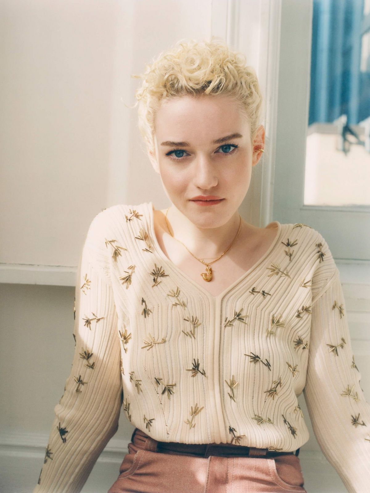 1200x1600  Julia Garner Обои - обои Cave__8_julia Garner - Wikipedia