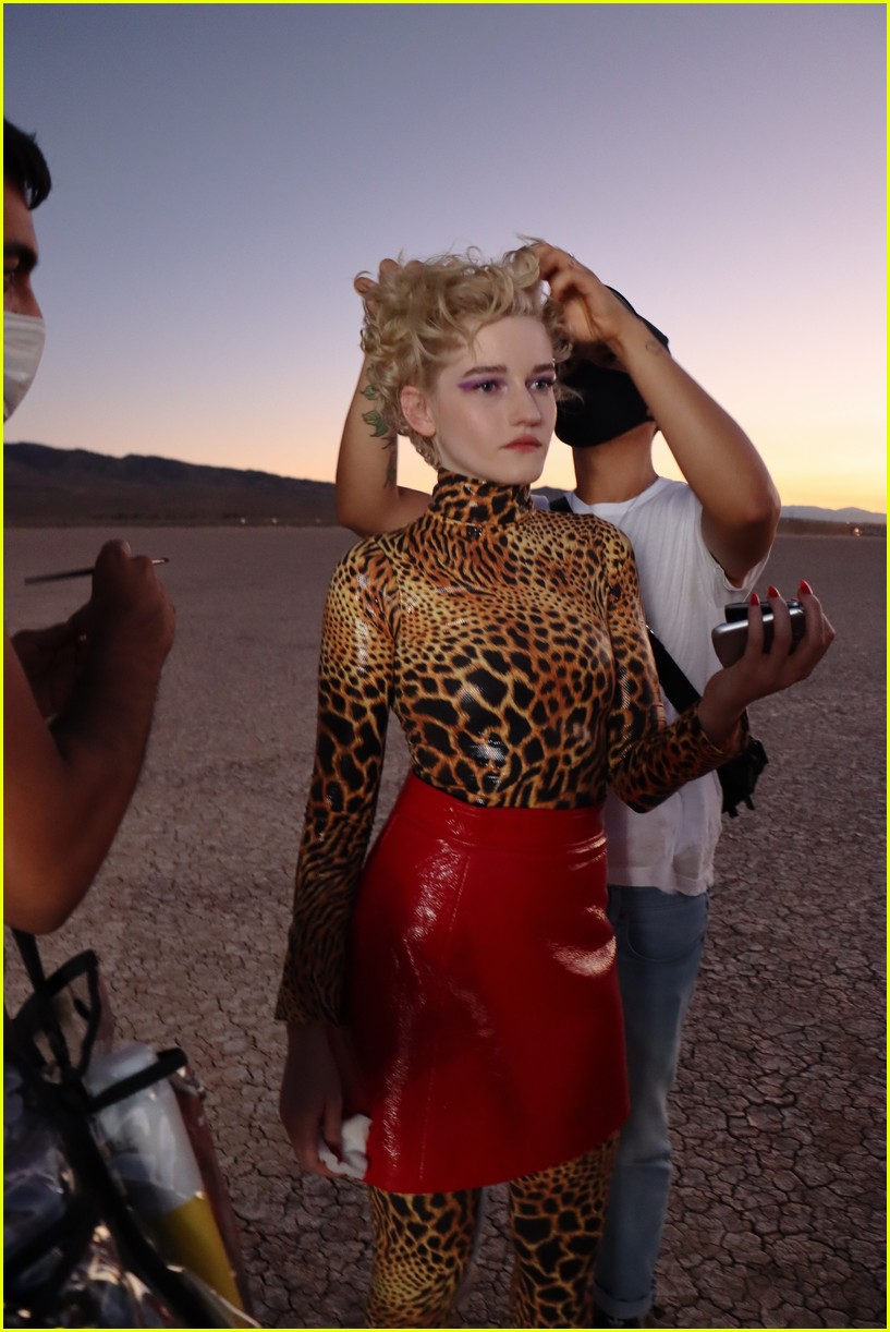 817x1222  Julia Garner (S Moda, 2020 г.) 