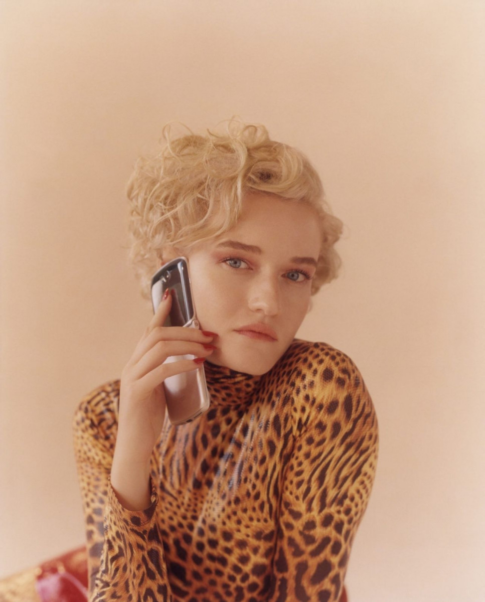 967x1200  Julia Garner высокого разрешения изображения Фотография и изображения - Alamy 