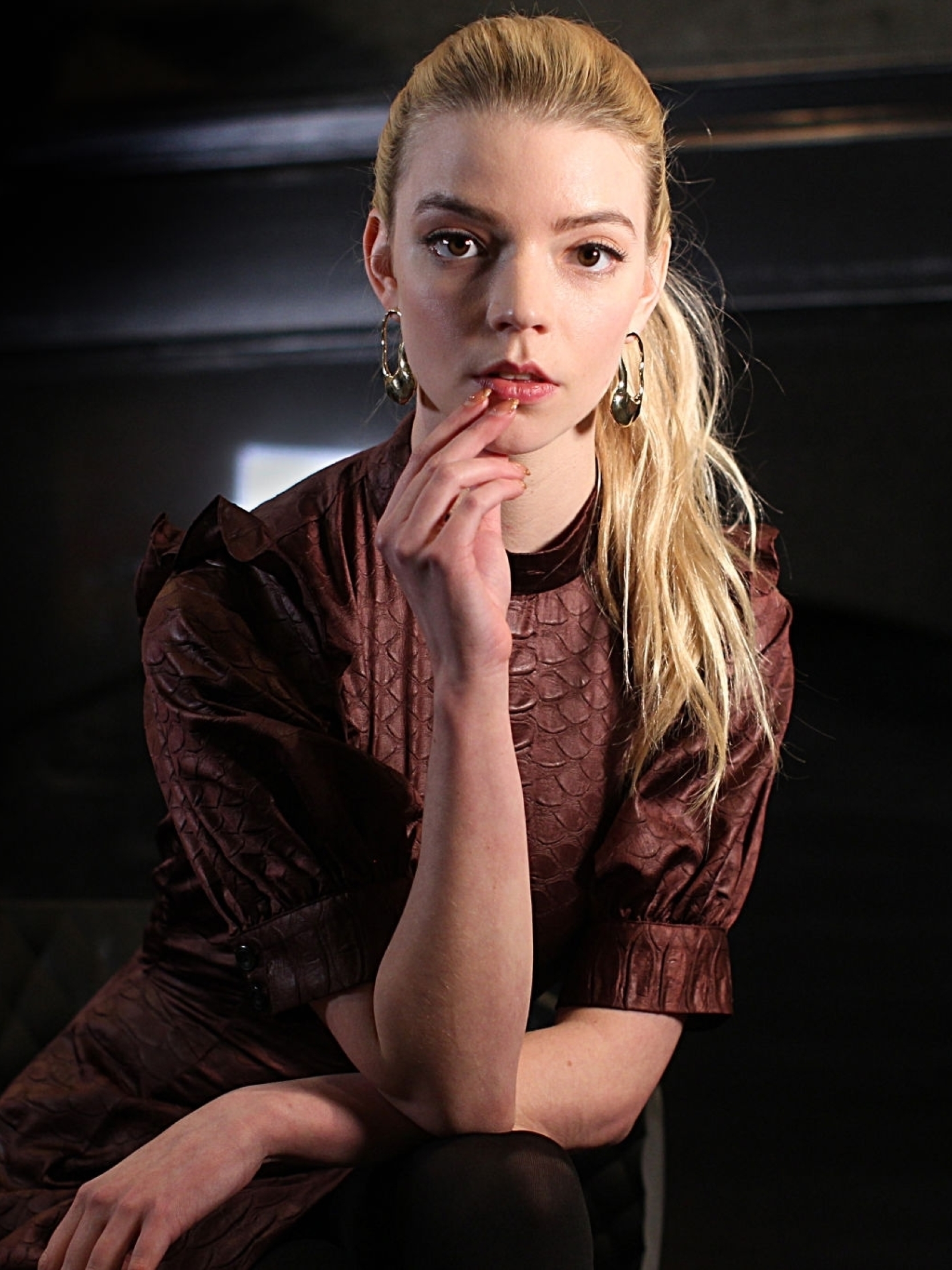 1668x2224  HD Обои: Anya Taylor-Joy, Женщины, Актриса, Блондин, Длинные Волосы, На открытом воздухе | Обои Flare