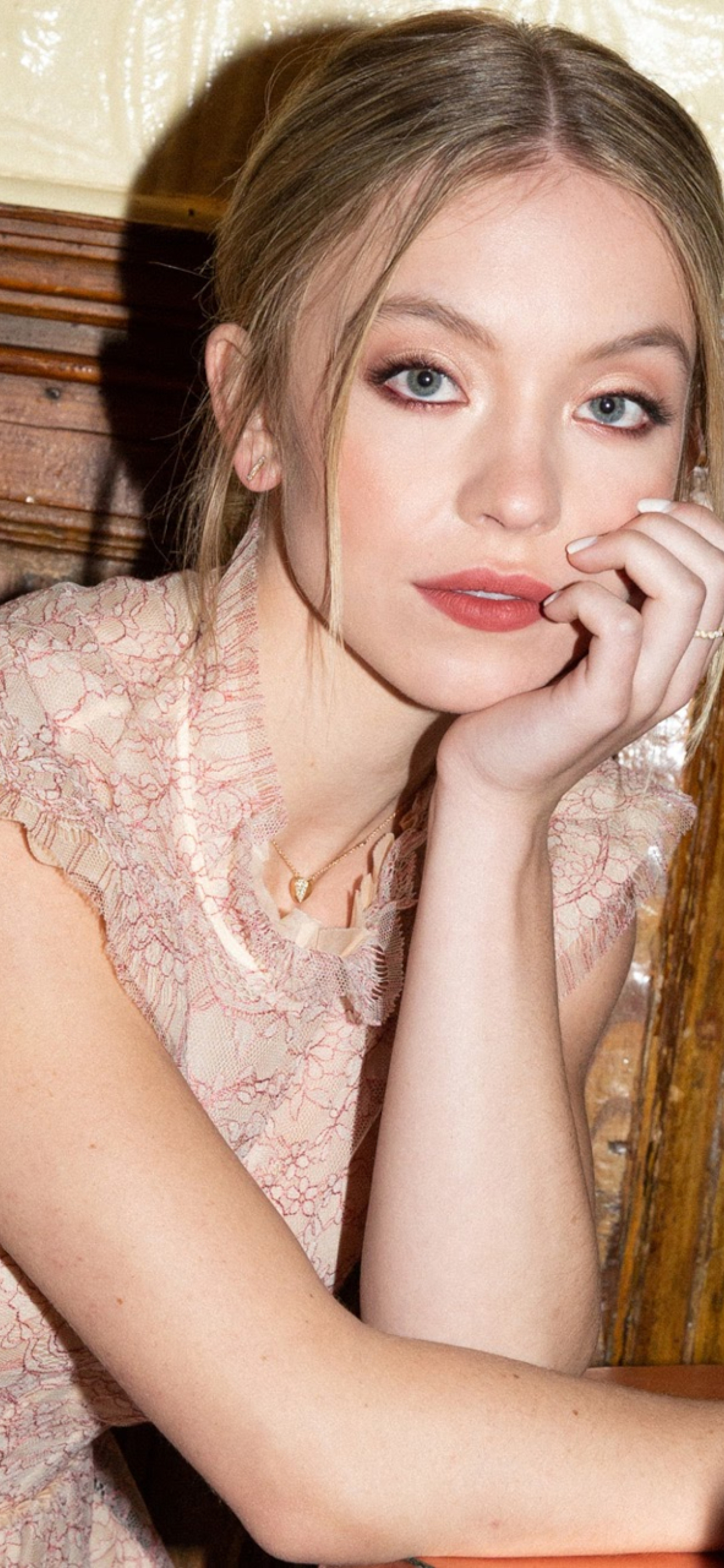 1242x2688  ssydney Sweeney в желтом платье 2021 фотосессия 4k Ultra HD на мобильном Красивые люди, фотосессия, девушка дробления 