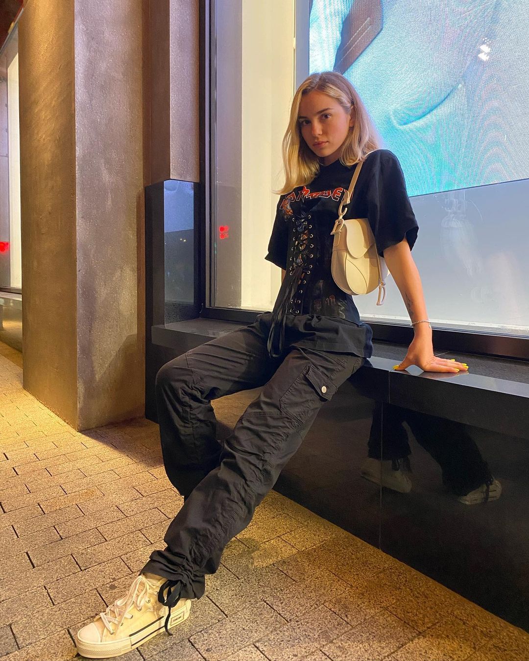 1080x1349  406277 Niya, Женщины, Оригинальный персонаж, Аниме Девушка, Розовые волосы, Длинные Волосы, Гетерохромия, Глядя на зритель, Серьги, Красные ногти, Платье, Красное платье, Ноги, каблуки, темный фон, иллюстрация, оружия, скрещенные, Tidsean обои HD Free 