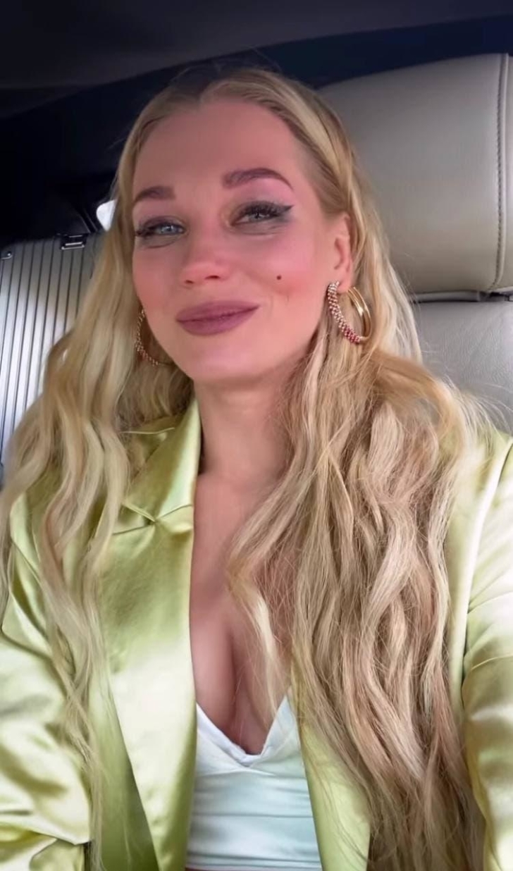 728x1236   Кристина Асмус в декольте засветили «ложбинку греха» 