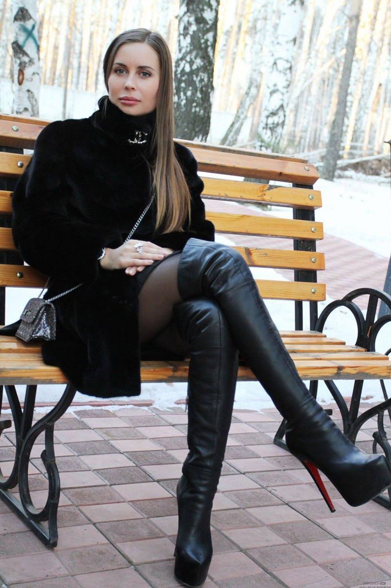 800x1201   Михалкова запечатлелась в купальнике и попросила назвать его модель 