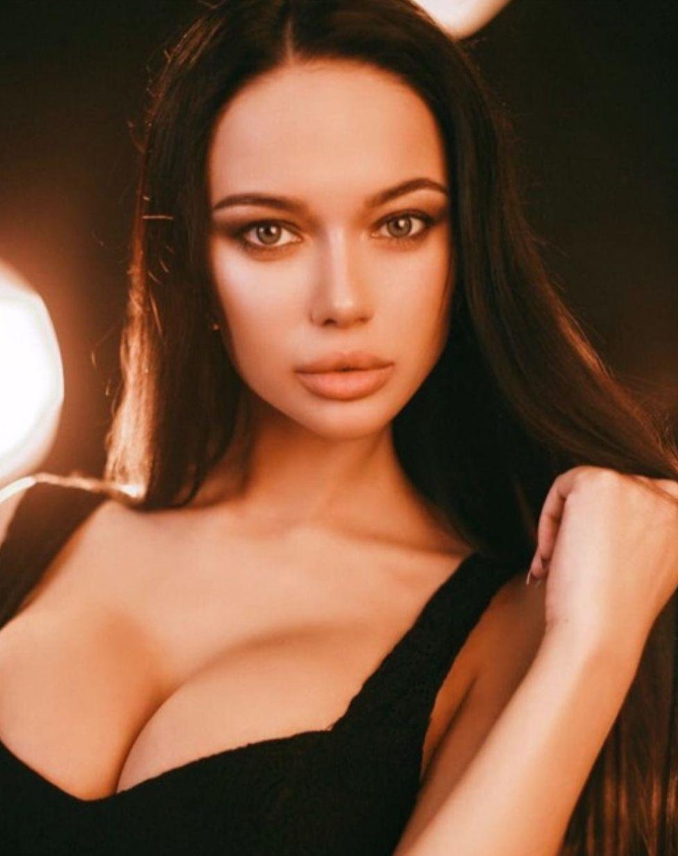 977x1234   Резиновой кукла »: Яна Кошкина исказил отражение неудачной пластика 