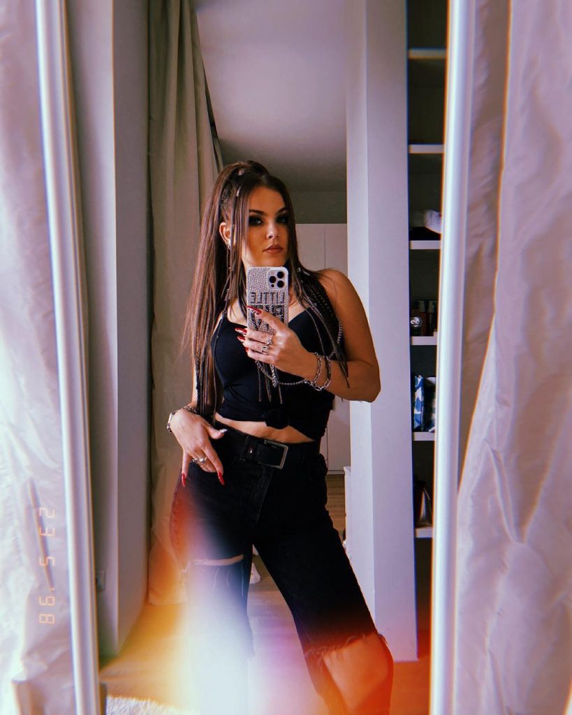 819x1024   Минус 30 кг, скандальные романы и слухи о свадьбе:. что происходит в жизни солистки Little Big - 7Дней.ру 