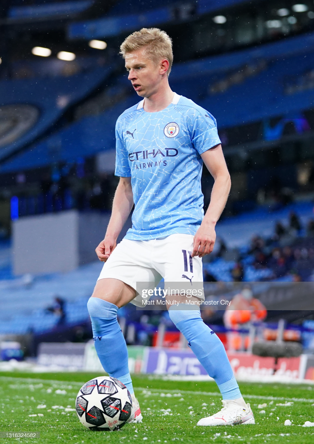 1000x1414  manchester City's Oleksandr Zinchenko в действии Фото со стока - Alamy
