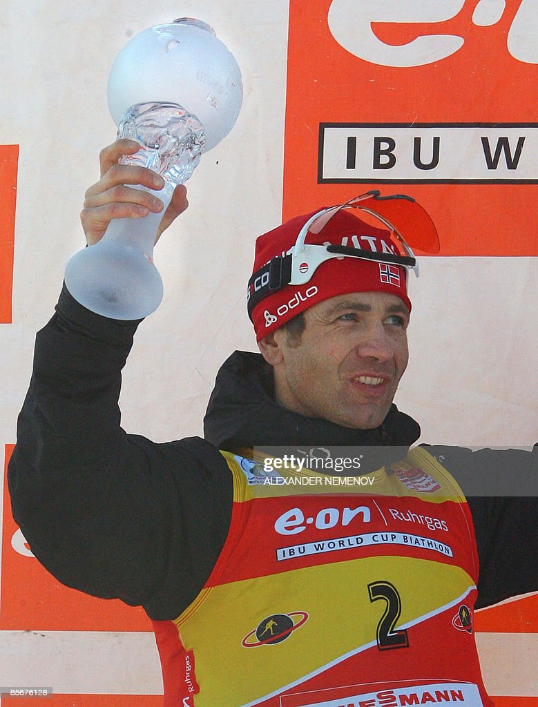 779x1024   OLE Einar Bjorndalen (Front) конкурирует в мужской 20 км отдельного биатлона в олимпийских играх в Олимпийских играх Torino 2006 в Сан-Сикарио, Италия, 11 февраля, 2006. Reuters / Pawel Kopczynski Фото со стока - Alamy 