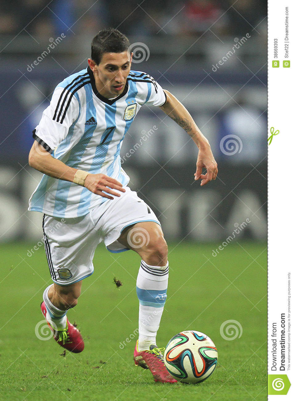 957x1300  angel di Maria Редакционное Стоковое Фото. Изображение номера - 38669393