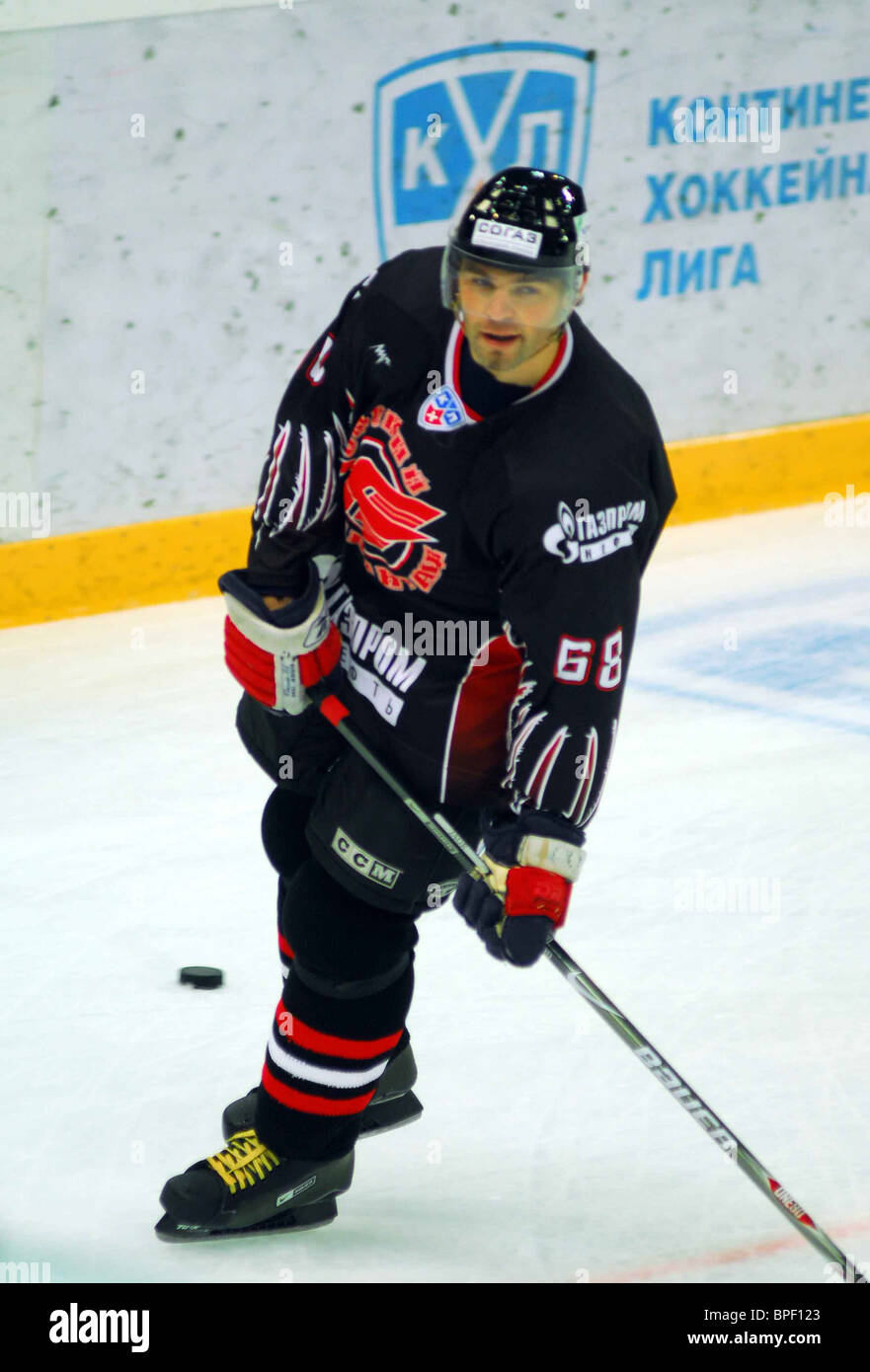 881x1390  ОМСК, Россия. 10-й Мар, 2015. Александр Авангард Александр Перегожин (L) и Вратарь Барис-Барис Ян Лако бороться за шайбу в их сезоне 2014/15 года сезон кантинентальной хоккейной лиги в восточной части конференции четвертьфинальный матч на Арене Омск