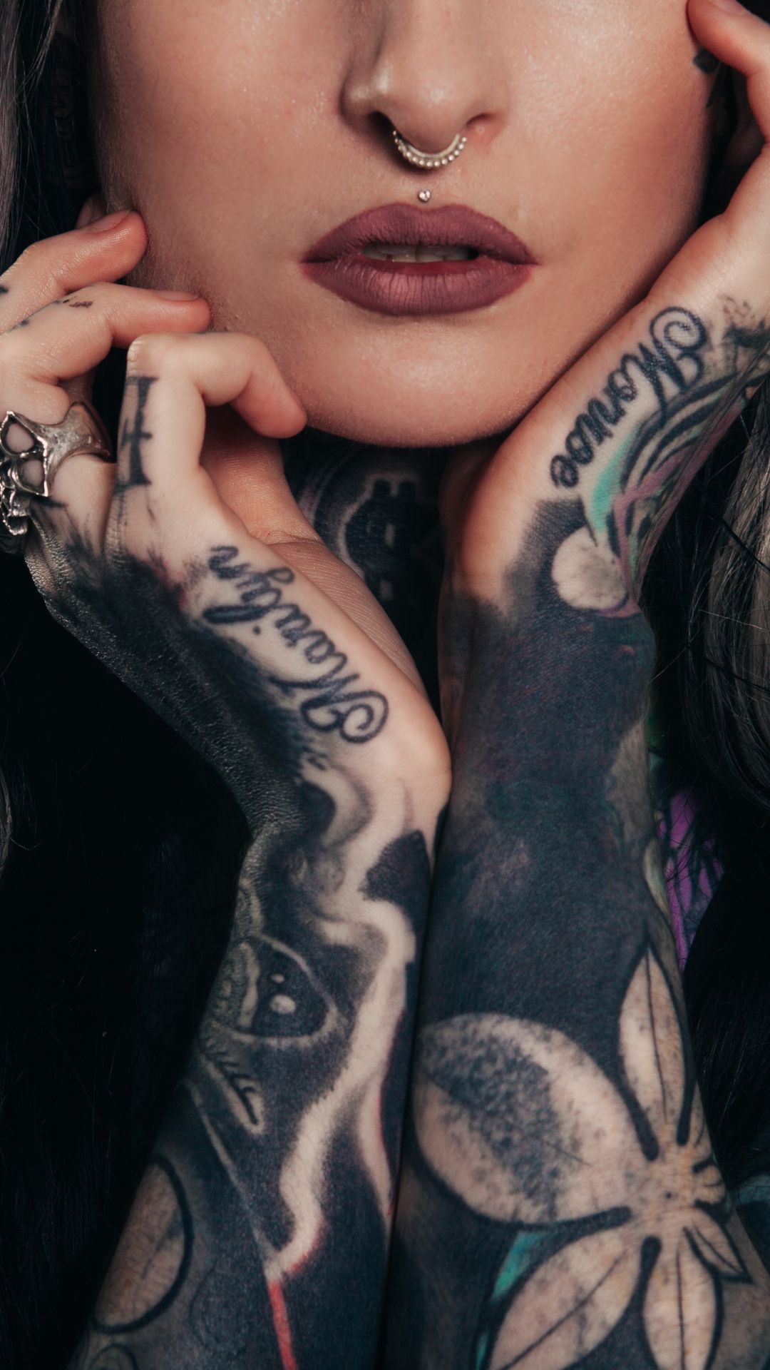 Девушка в татуировках высокое качество
