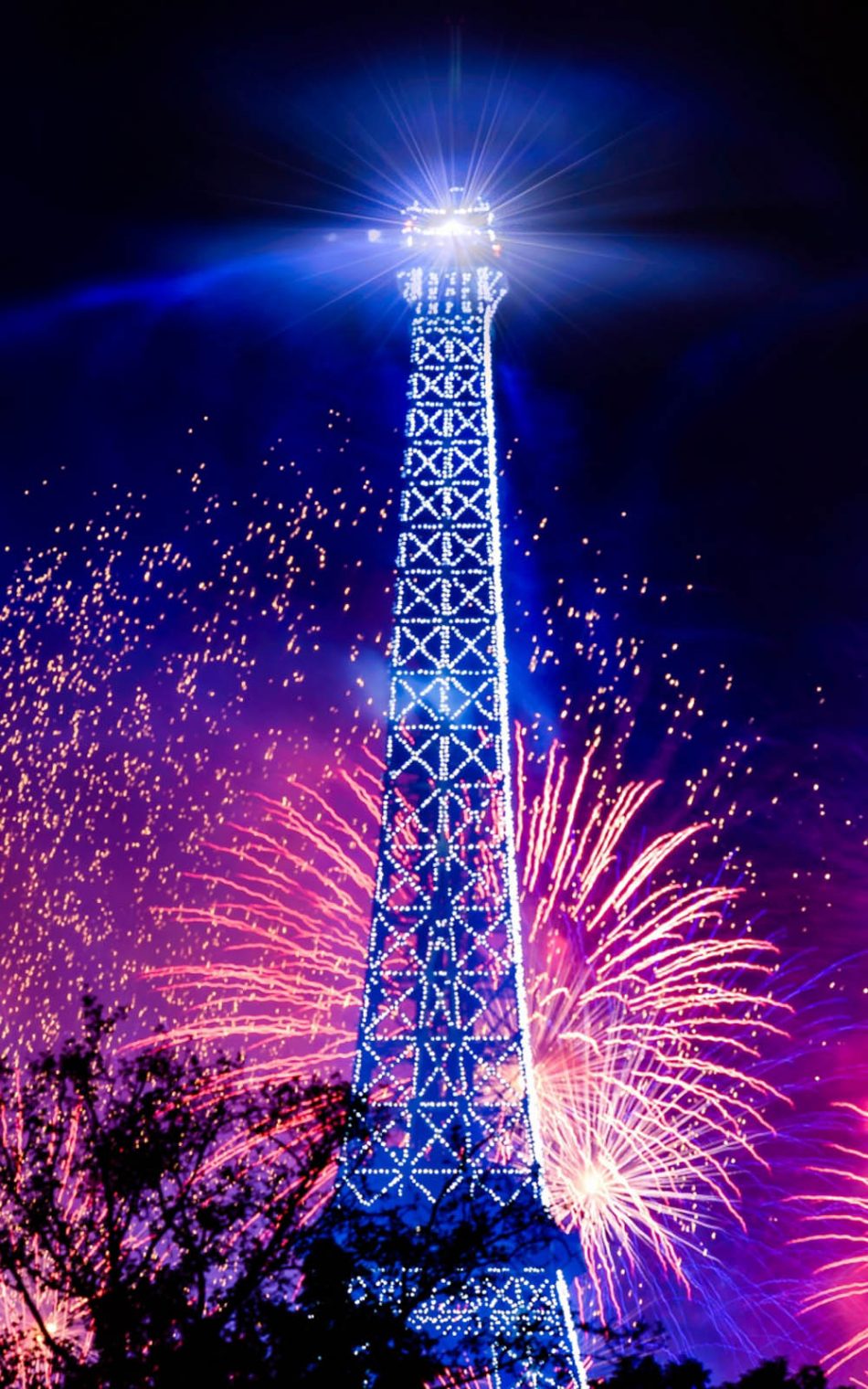 950x1520 Eiffel Tower Holiday Fireworks 4K Ultra HD Mobile Wallpaper 