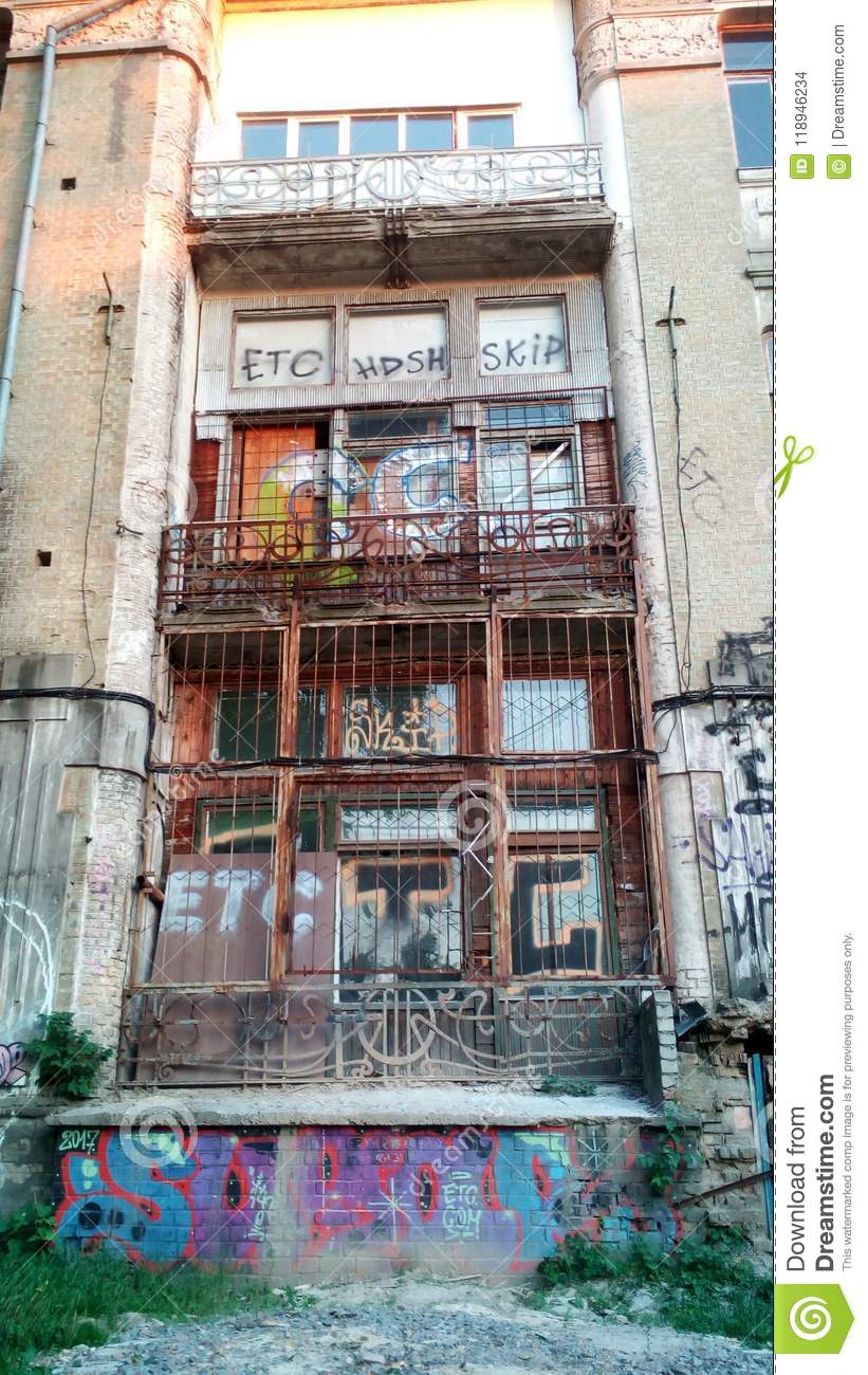 821x1300  Architecture In Kiev: Building + Graffiti Редакционное Stock Image - Изображение компьютерной архитектуры: 118946234