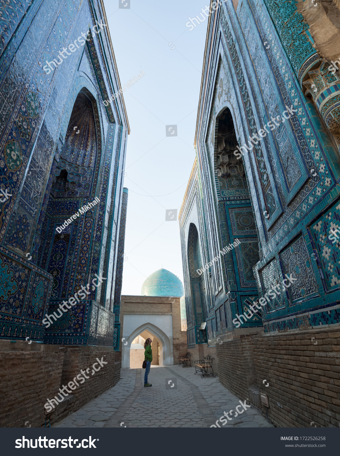 1196x1600  a 'Просто жената' Молодая пара позы для фотографий на графическом комплексе, Самарканд, Узбекистан Фото со стока - Alamy