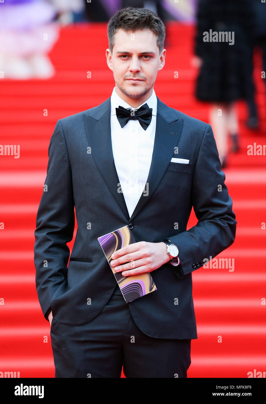 916x1390  Moscow, Россия - 26 апреля 2018: Актер Милос Бикович на церемонии закрытия 40-го Московского международного кинофестиваля. Михаил Терещенко / ТАСС Фото со стока - Alamy