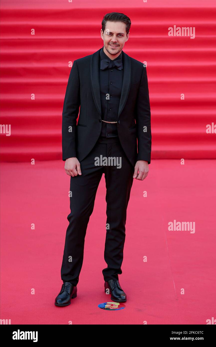 866x1390  Milos Bikovic - Сербский актер: R / Ladyboners 