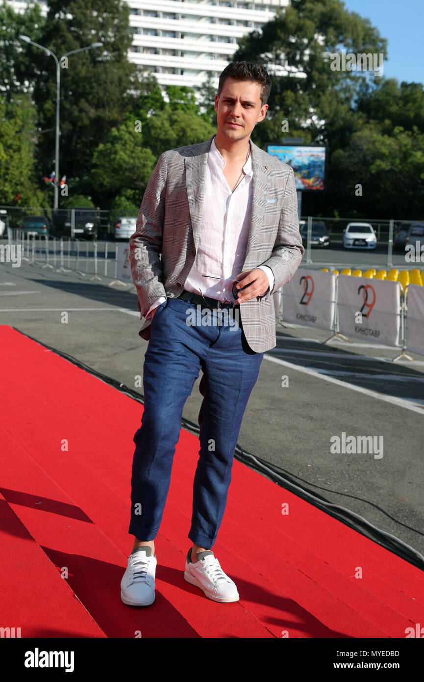 865x1390  Beyond Edge (2018) 