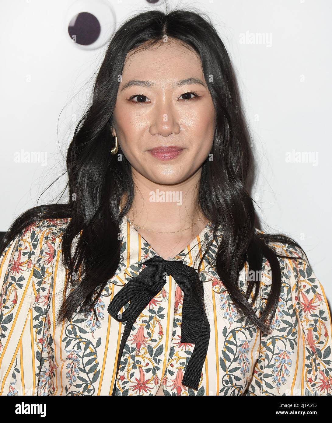 1091x1390  michelle yeoh отправляется в путешествие во всем повсюду одновременно | Ew.com 