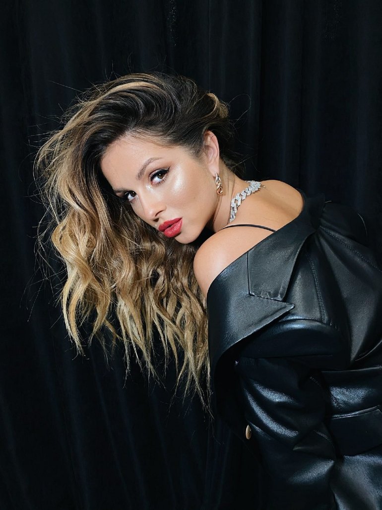 770x1027   Wallpaper: Елена Темникова, певица, брюнетка, русские женщины, сидя, на полу, голубые глаза, длинные волосы, простой фон, градиент, расстегнутые, рыбные чулки 1600x2135 - Alex93s - 1576945 - HD Wallpaers - Wallhere