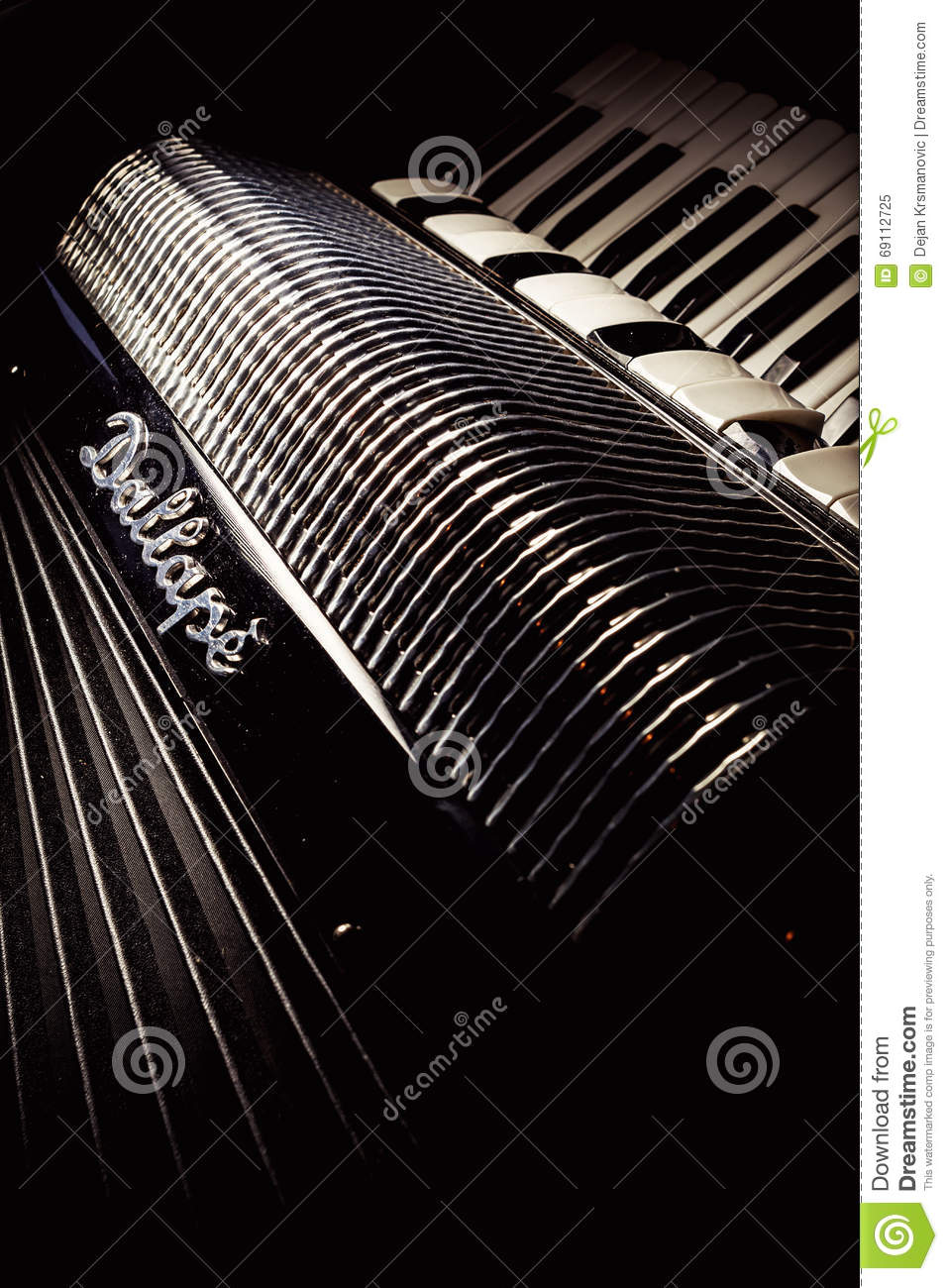 957x1300  hd обои: женщина играет в аккордео. Обои Flare