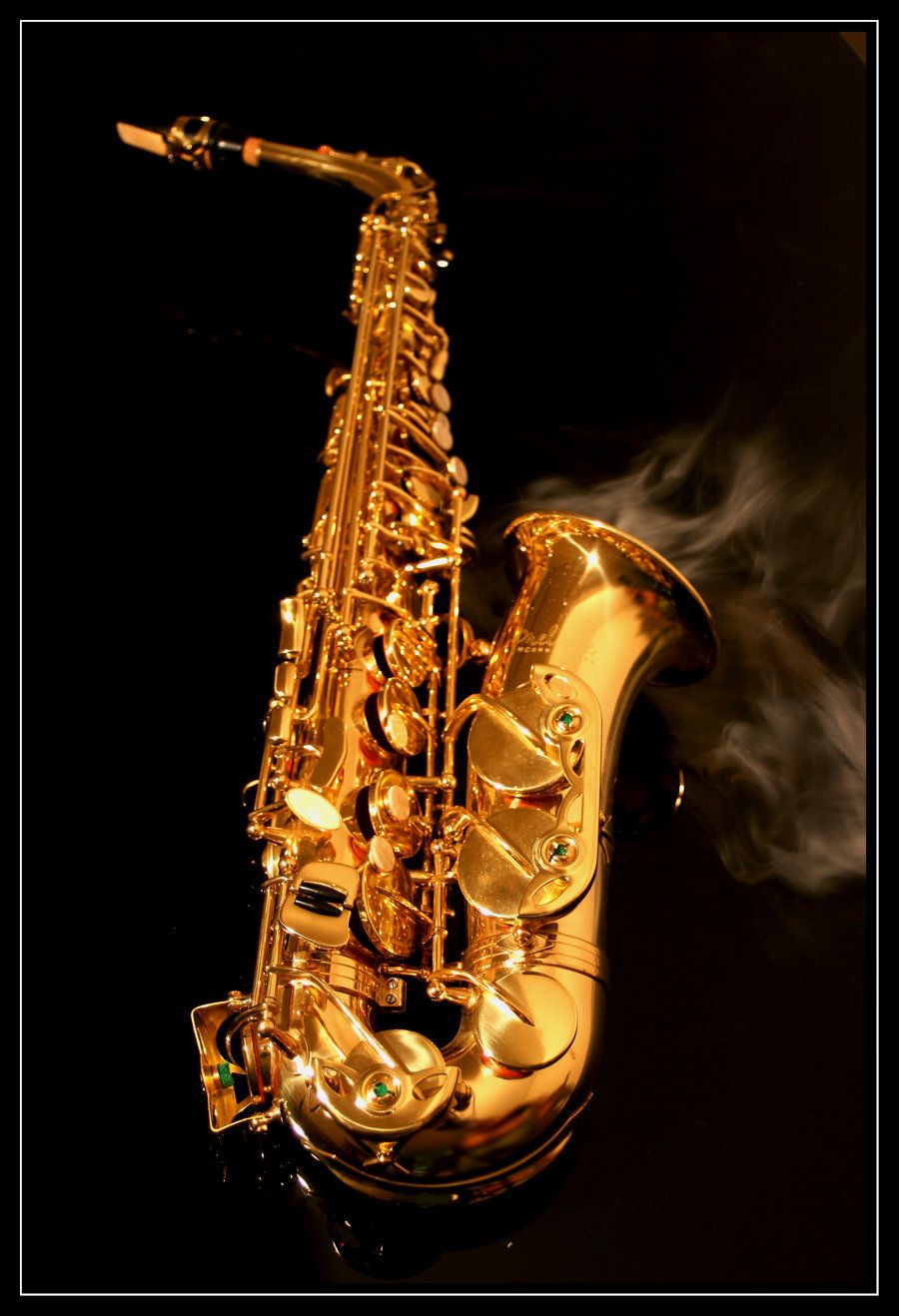 красивое фото саксофон вертикальный на смартфоне