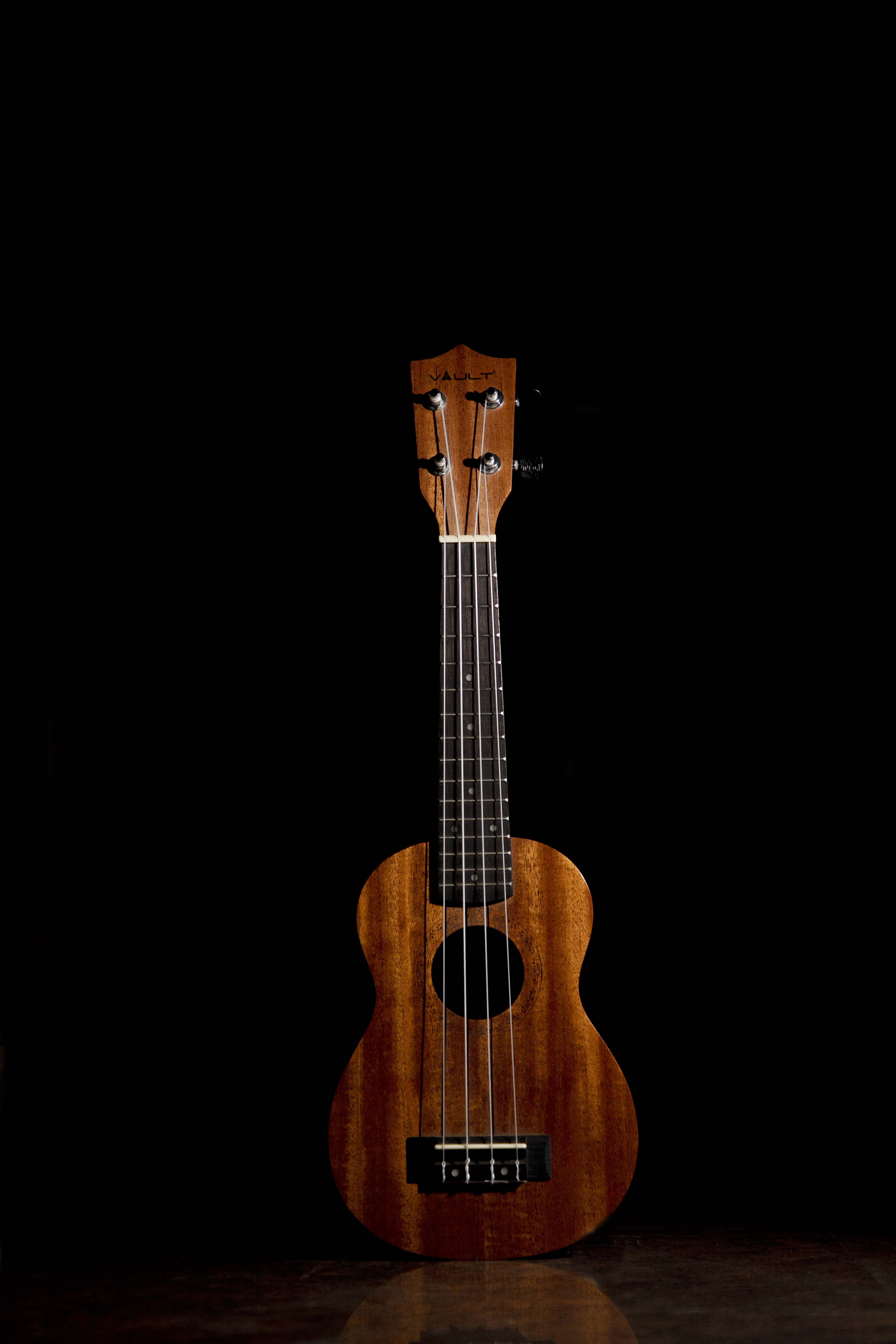 3860x5790  Brown Ukulele на черном фоне · Бесплатная стоковая фотография_укулеле картин | Кураторная фотография на EyeMem
