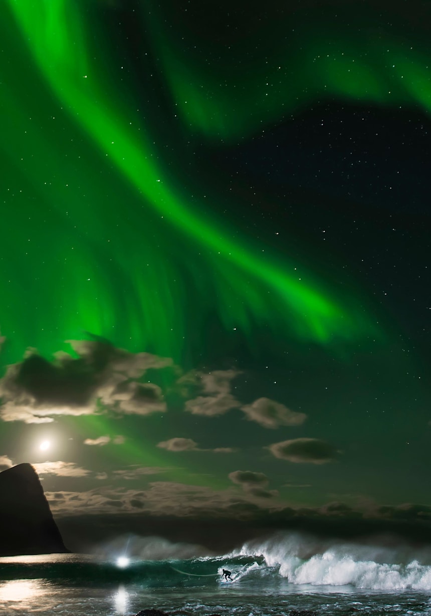 860x1229   Мик Фаннинг: Серфинг под северным сиянием * видео * 