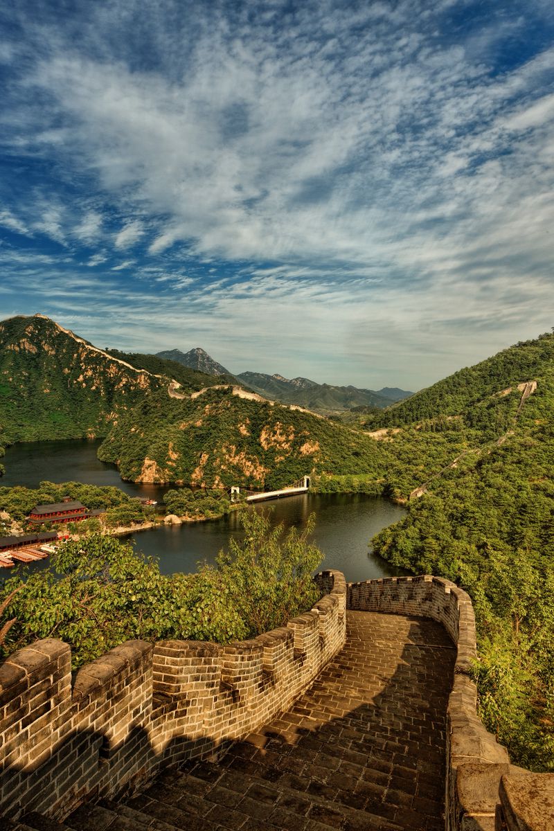 800x1200  beautiful молодая пара, показывающая привязанность к великой стене Китая Сток -изображение - изображение объятий, кирпич: 169215063