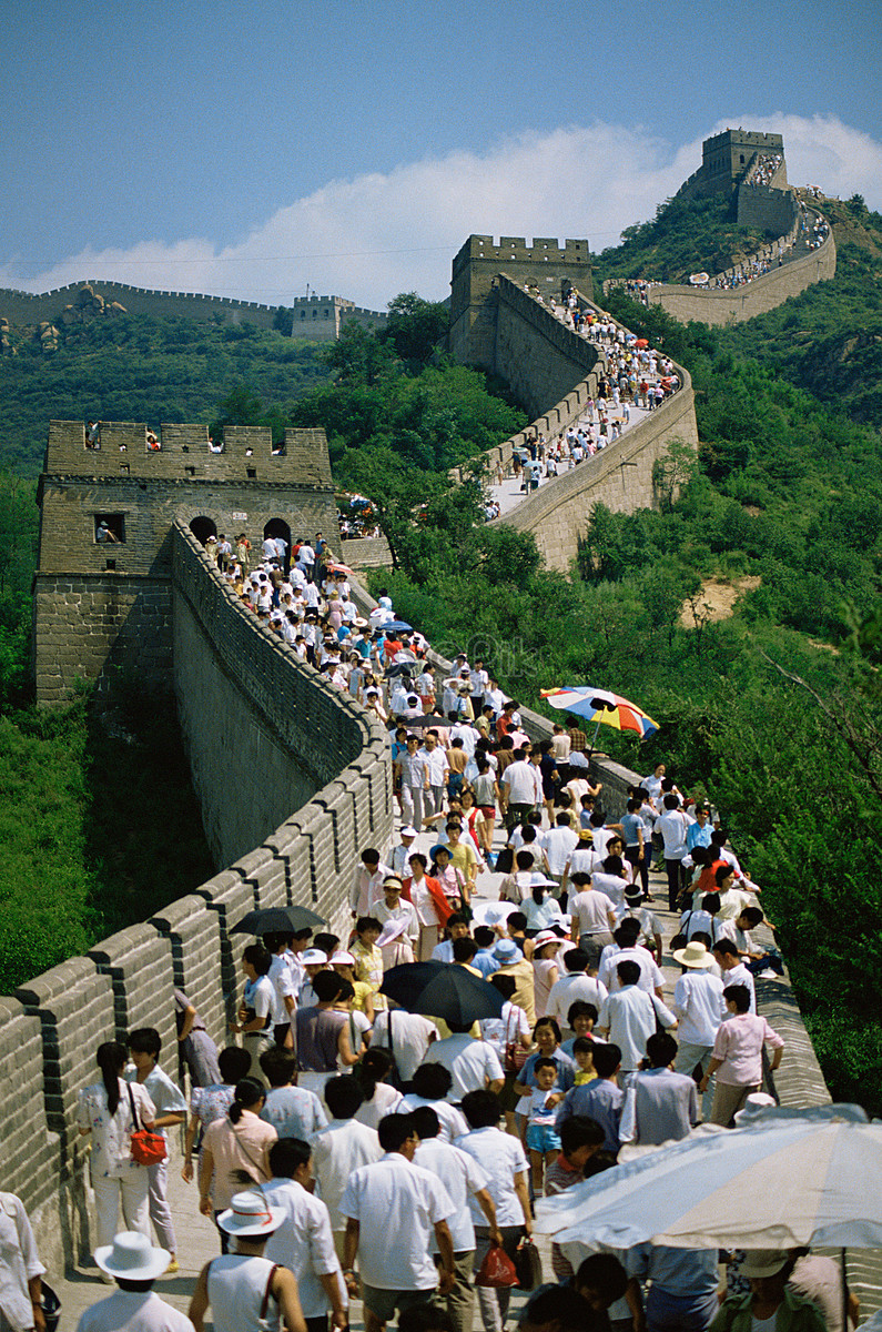 великая китайская стена с туристами