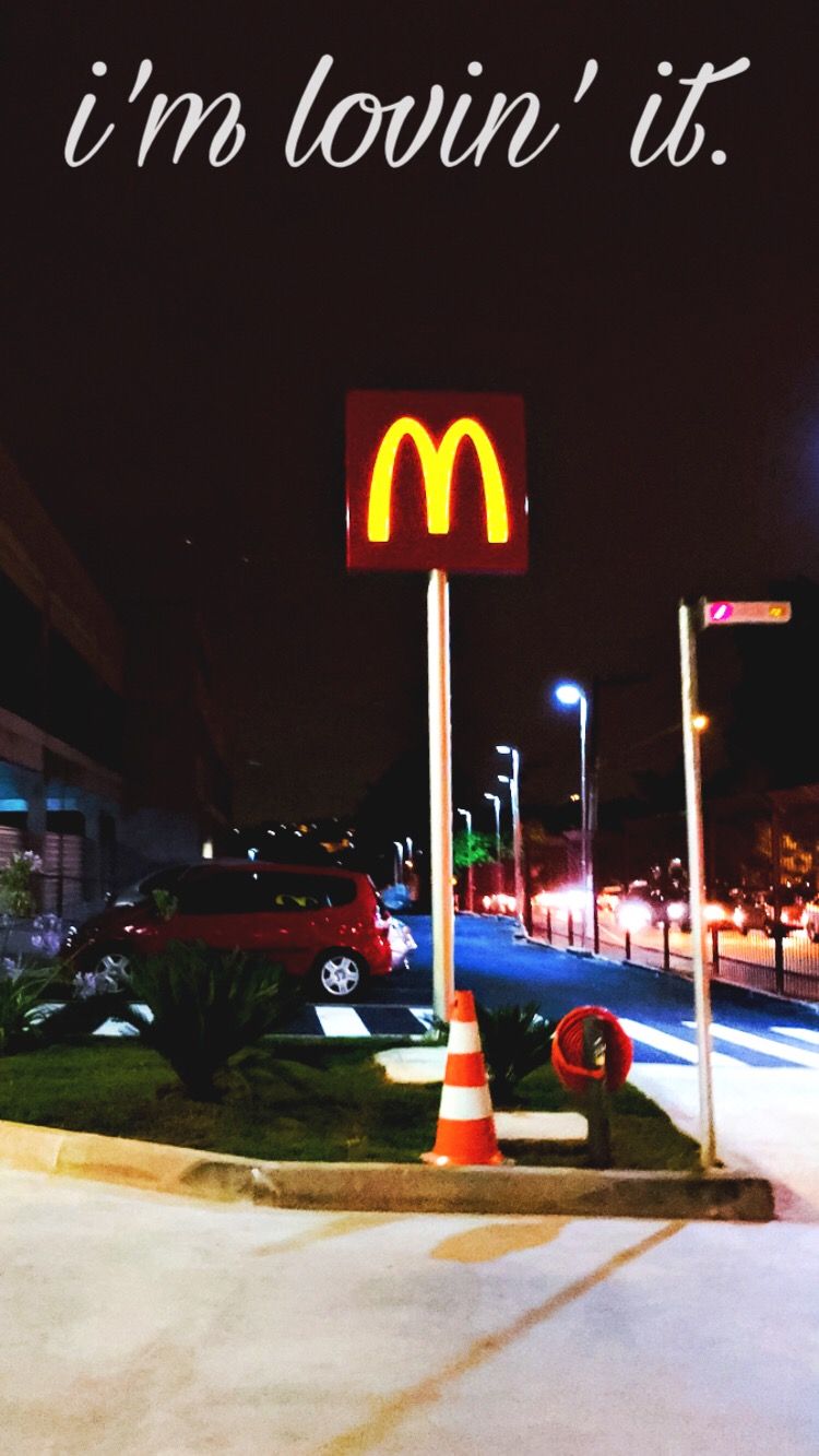 750x1333  mcdonald Drive через дорожные вывески · Kostenloses Stock -foto 