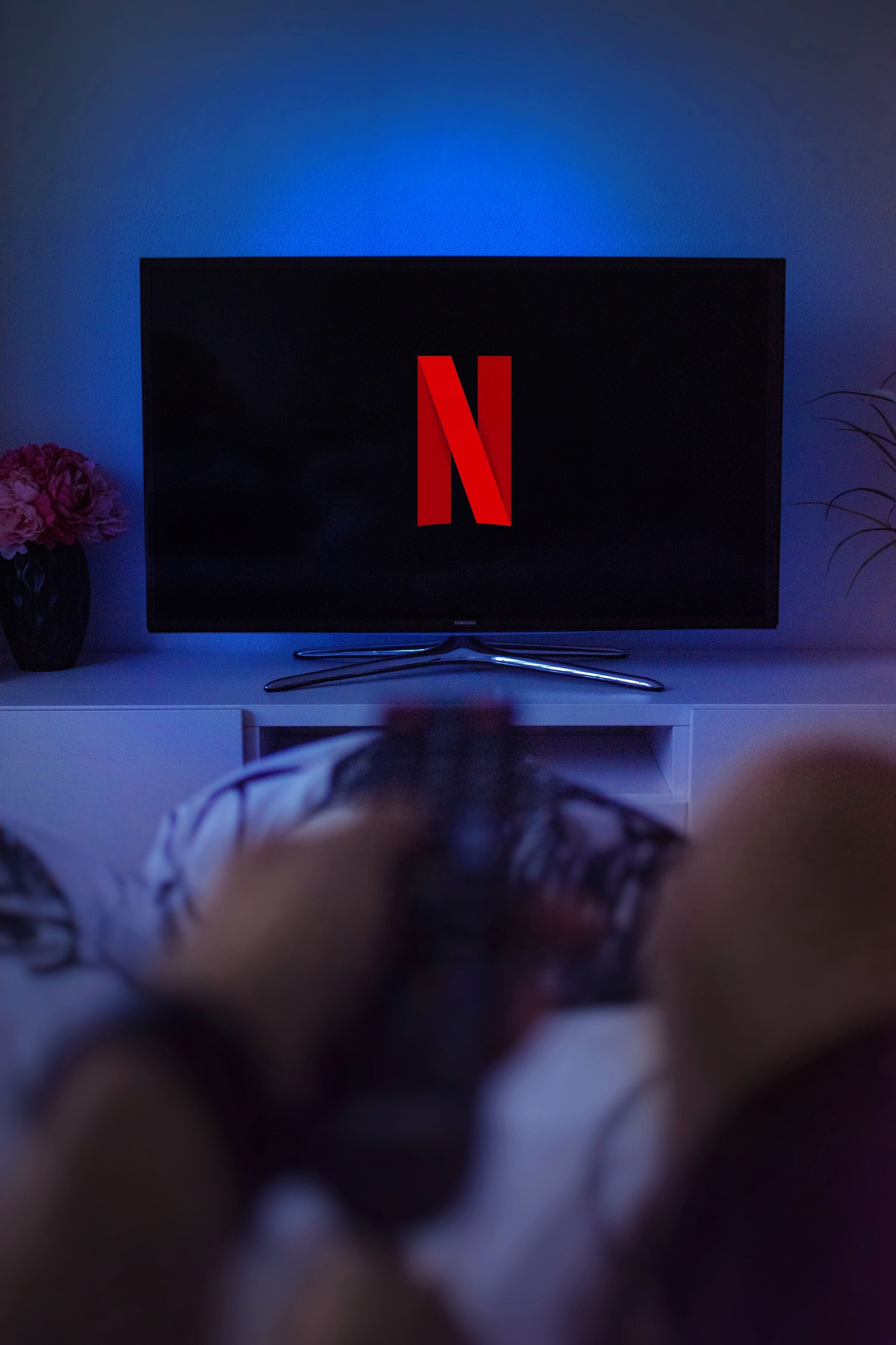 2667x4000   Наблюдая за фотографиями Netflix | Скачать бесплатные изображения на unsplash