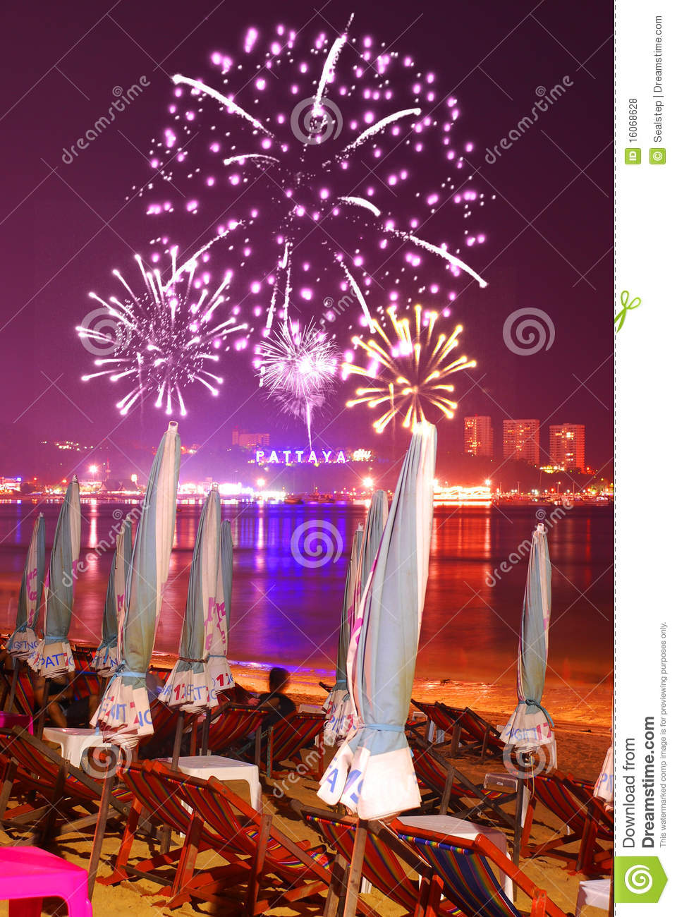 960x1300  sanctuary of Pram Ночная сцена с многоцветным фейерверком в Паттайе Международный фестиваль фейерверков Chonburi Thailand